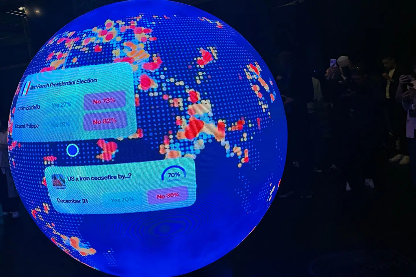En LED-skærm viser eksempler på væddemål på forudsigelsesplatformen Polymarket. Her kan brugere vædde om utallige emner og dermed tjene eller tabe penge. (Arkivfoto).
