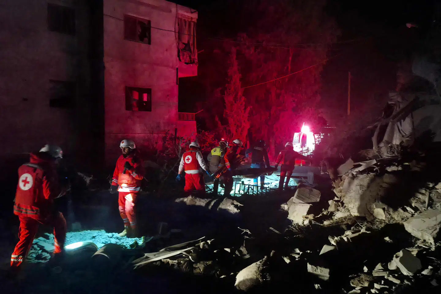 Redningsfolk leder torsdag efter overlevende i murbrokker i den libanesiske by Choukine efter et israelsk luftangreb. (Arkivfoto).