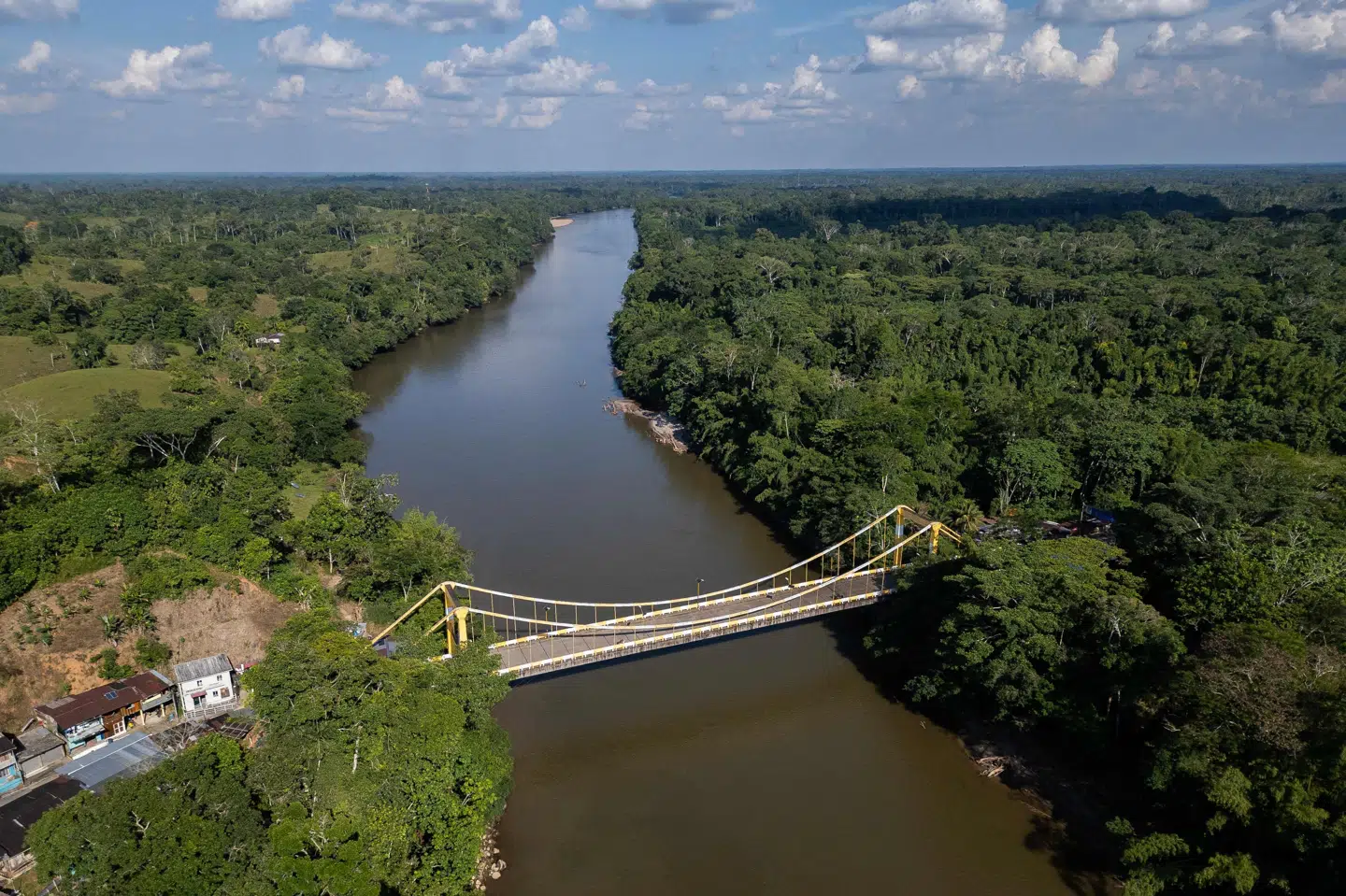 Billedet viser broen San Miguel, der er lukket på grænsen mellem Colombia og Ecuador som følge af toldstriden mellem de to lande den 19. marts. Ecuador fordobler toldsatsen på colombianske varer til 100 procent fra 1. maj. (Arkivfoto).