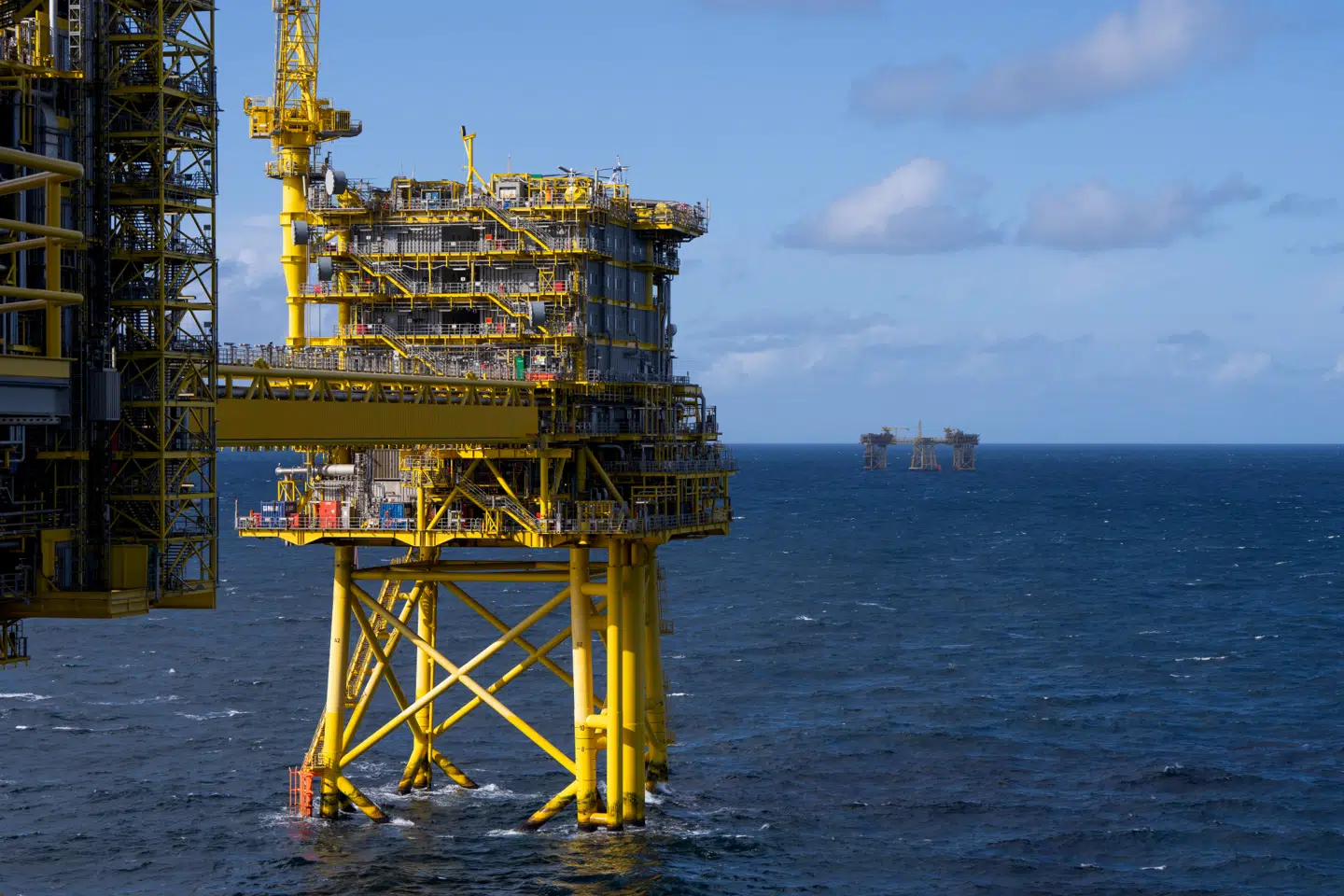Lukningen af Hormuzstrædet har skabt et pres på blandt andet europæiske og asiatiske raffinaderier om at sikre sig olielaster, hvilket har drevet priserne i Nordsøen op på et rekordhøjt niveau. Platformen på billedet har ikke noget med artiklen at gøre.