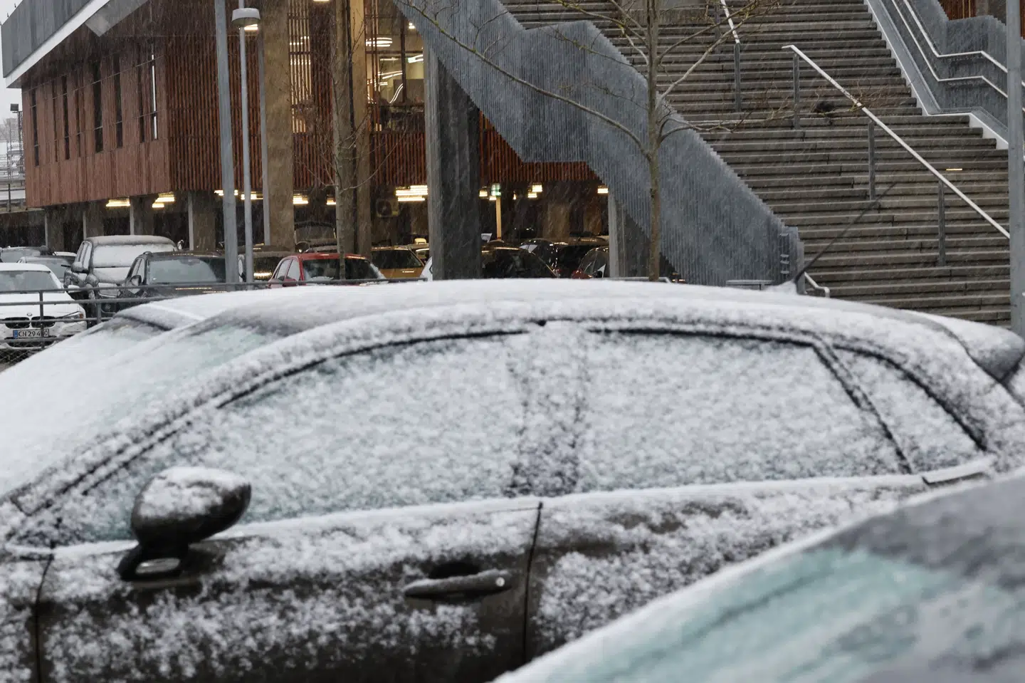 Natten til fredag har en stor front med snevejr og slud passeret som en stribe gennem Jylland og Fyn. Blandt andet Viborg blev ramt.