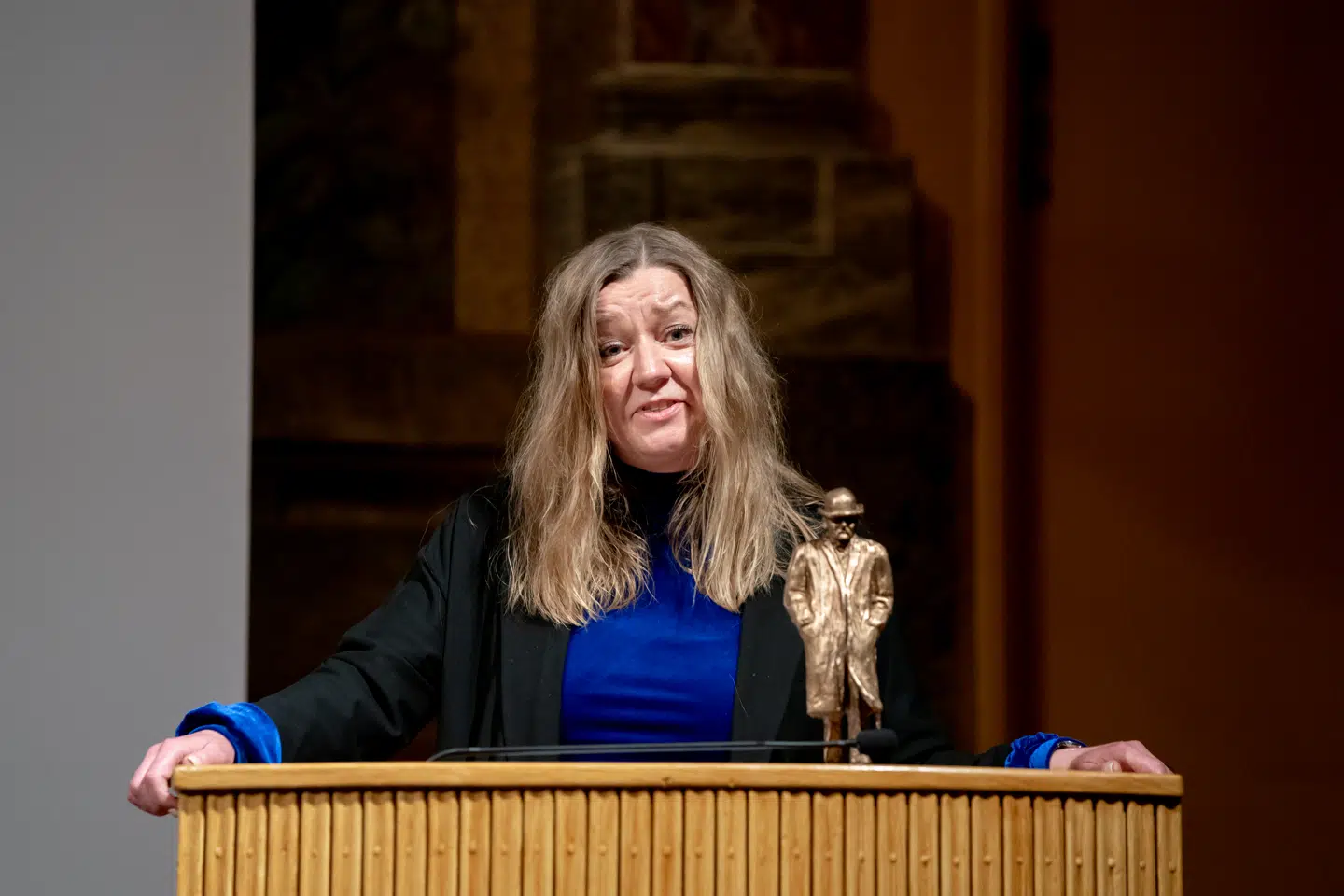 Formand for Journalistforbundet Tine Johansen taler, da Cavlingprisen blev uddelt i 2023. I 11 år var hun formand for Dansk Journalistforbund, hvor fagforeningen for landets journalister bevidst tilsidesatte spillereglerne i den danske arbejdsmarkedsmodel ved at yde økonomisk støtte til ulovligt strejkende journalister.