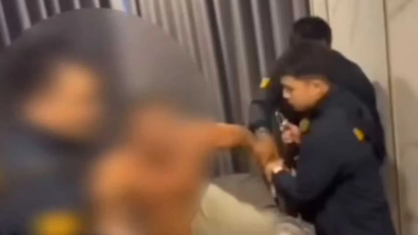 Her ses anholdelsen af manden.