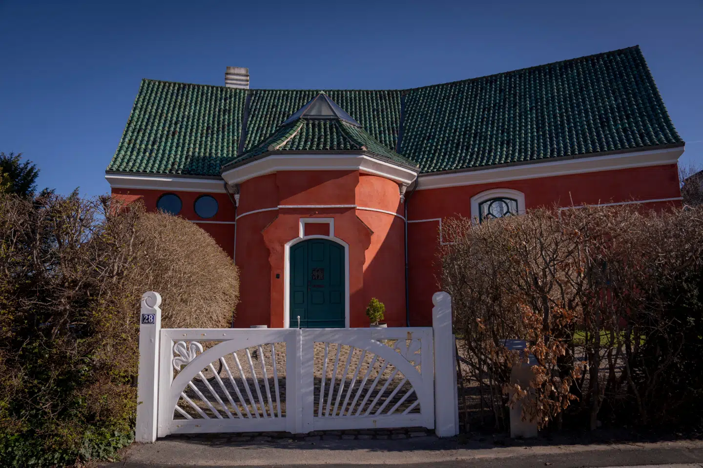 Ved første øjekast er J.F. Willumsens villa et meget mærkeligt stykke arkitektur, men så snart man træder indenfor, bliver dens kvaliteter åbenlyse.