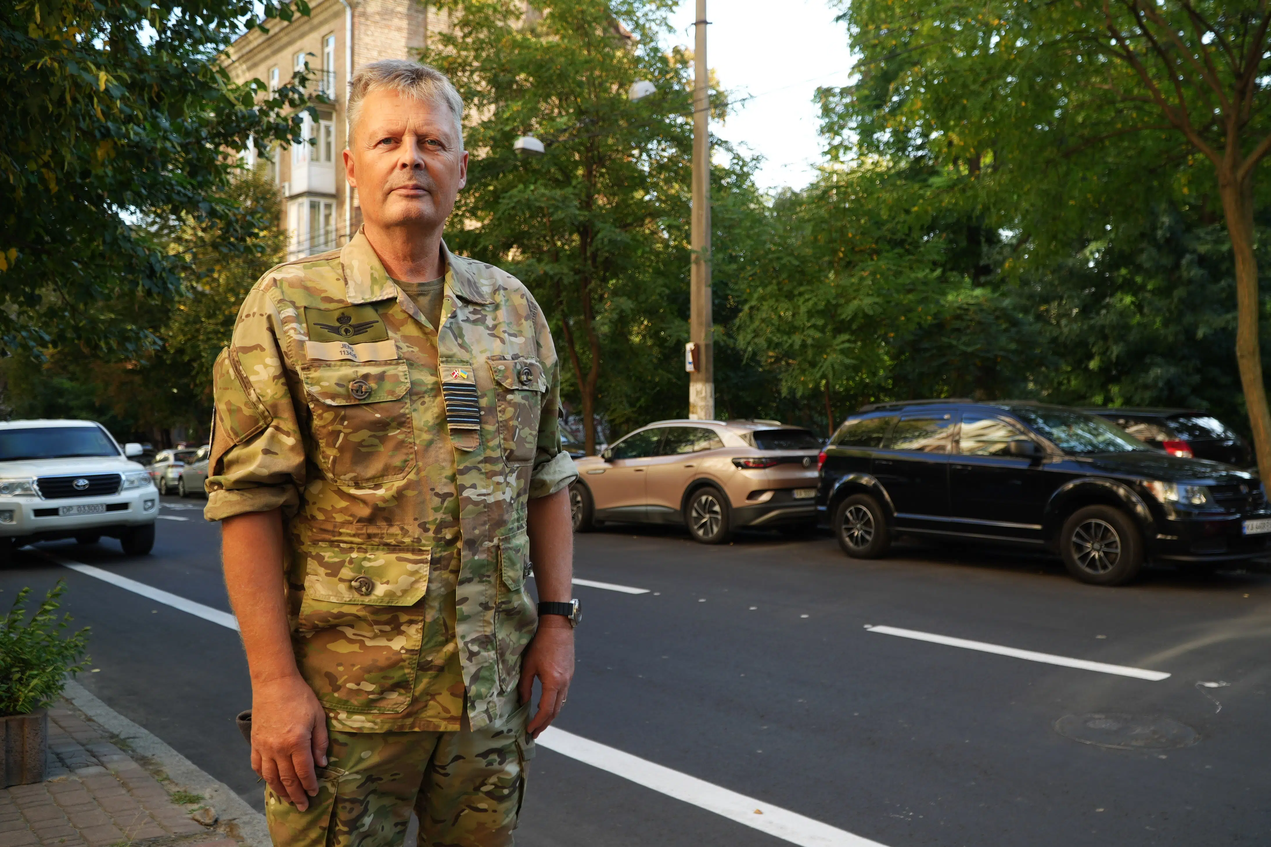 Han har dyb indsigt i, hvad der sker på slagmarken. Nu foreslår dansk diplomat to drastiske skridt