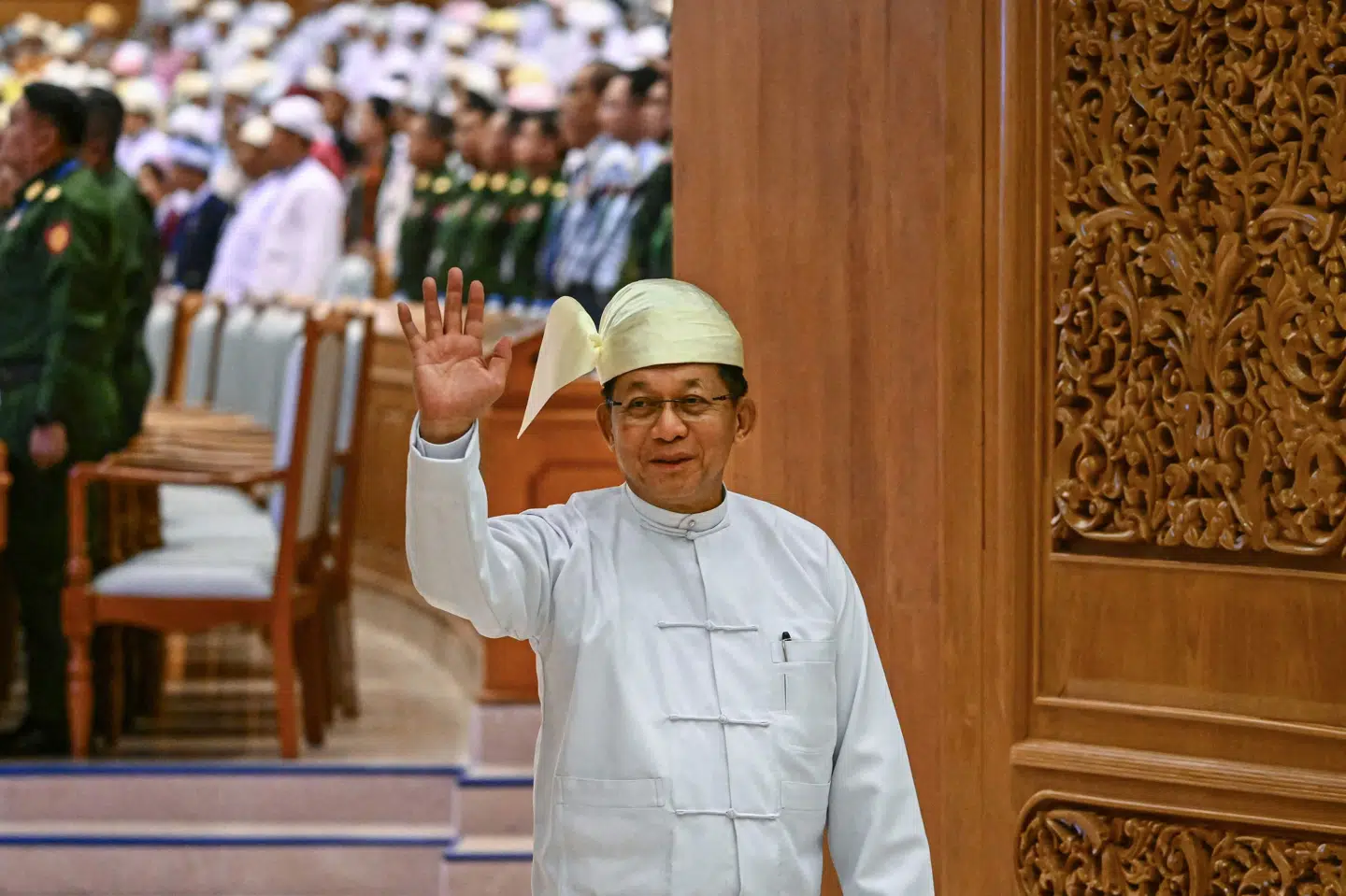 Myanmars hidtidige militærchef og nyindsatte præsident, Min Aung Hlaing, løfter hånden til en hilsen uden for parlamentssalen, hvor han fredag blev taget i ed som præsident. General Min Aung Hlaing kom til magten ved et militærkup i 2021, hvor han væltede Aung San Suu Kyis civile og folkevalgte regering.