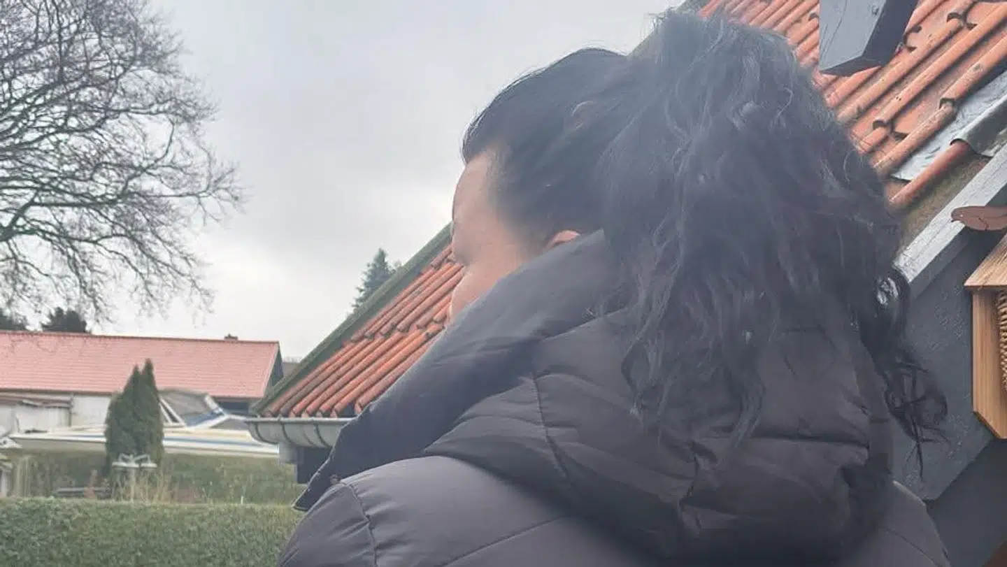 Her et billede af Amanda Larsen bagfra.