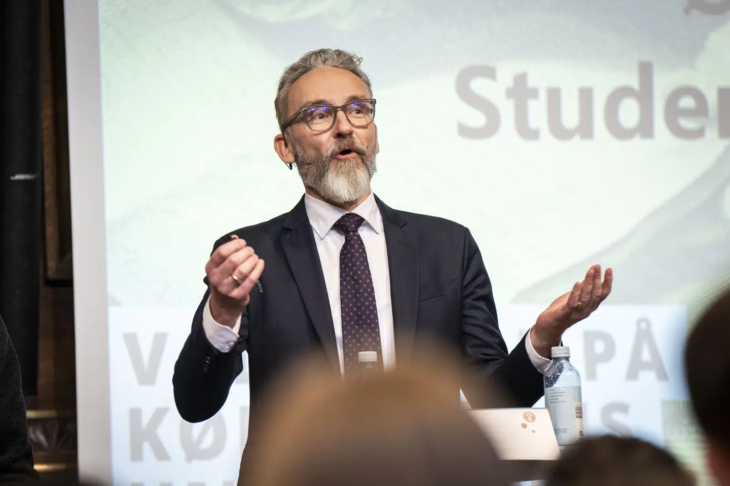 Under valgkampen, hvor Ole Birk Olesen her er til valgdebat på Københavns Universitet, var Liberal Alliance ikke meget for et nationalt sprøjteforbud. Ole Birk Olesen, der skal varetage et stort, grønt ordførerskab, er ikke afvisende nu. (Arkivfoto).