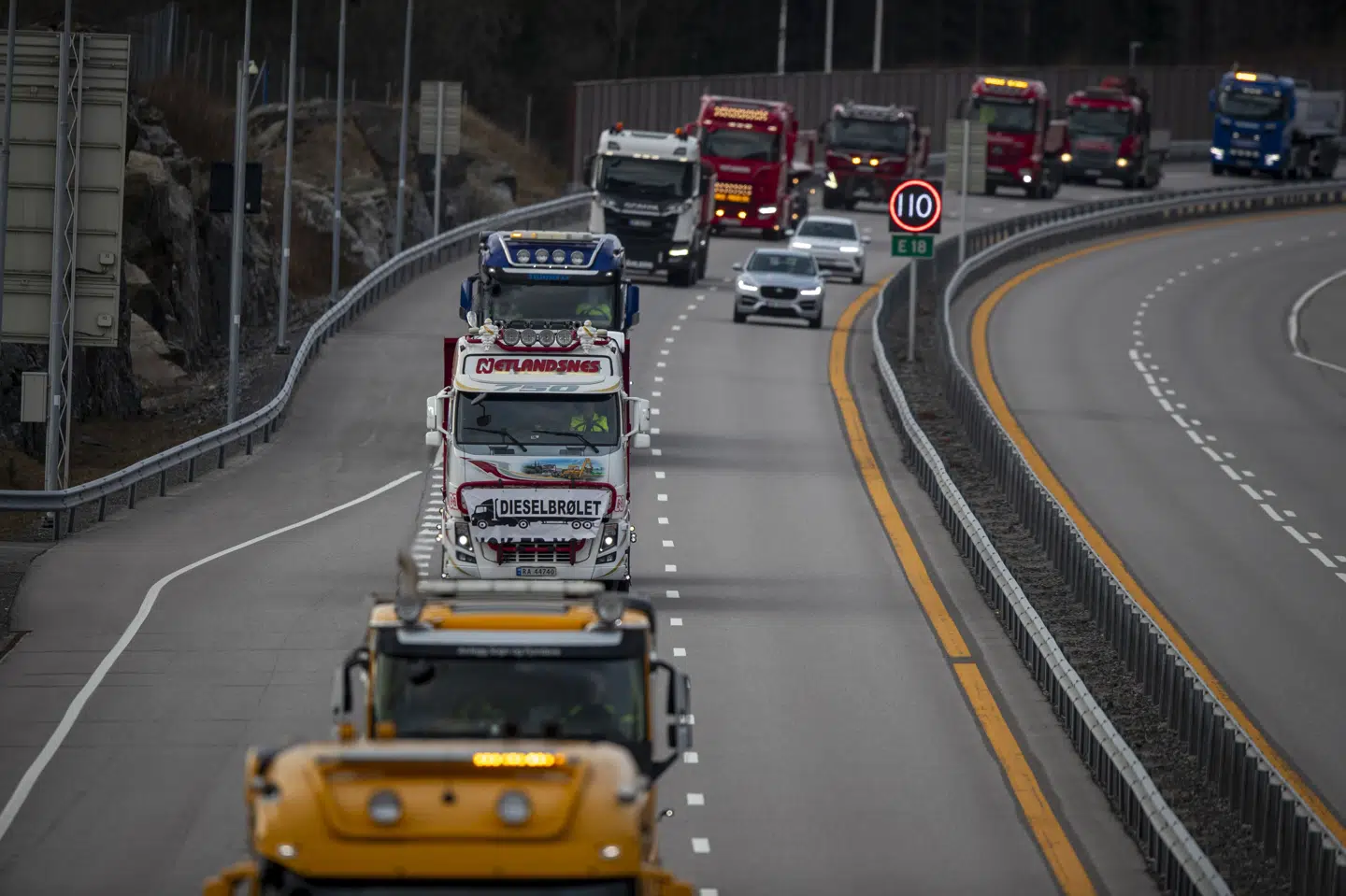 Fredag formiddag har en gruppe af aktivister kursen mod Oslo i demonstrationen, der går under navnet "dieselbrølet". De er utilfredse med den norske regerings håndtering af de stigende brændstofpriser og vil have en makspris.
