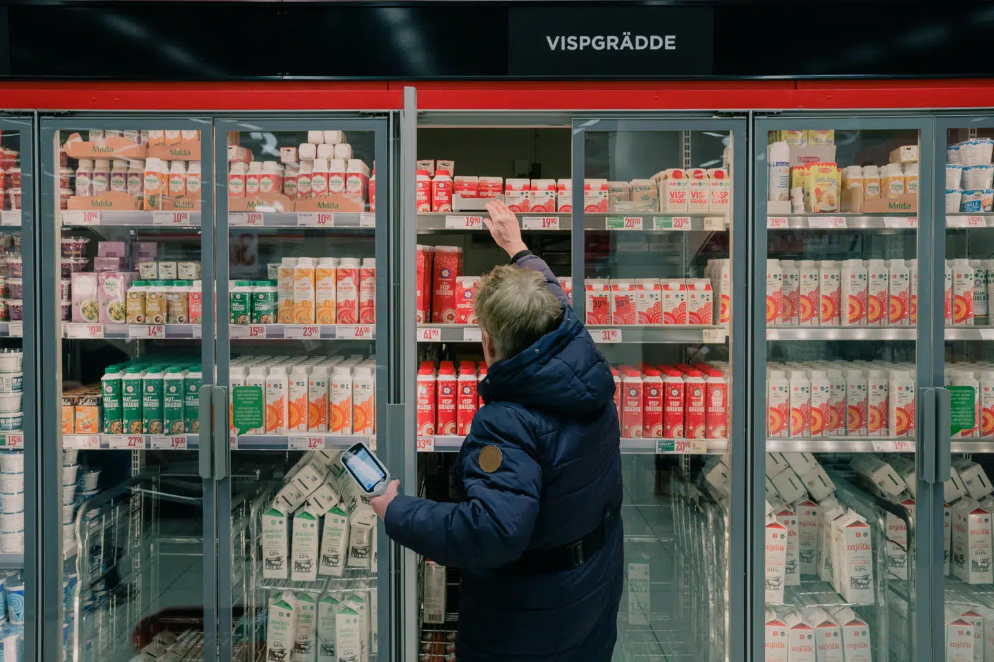 En ud af tre danskere handler i Sverige i løbet af et år, viser data fra Brancheorganisationen De Samvirkende Købmænd (DSK).