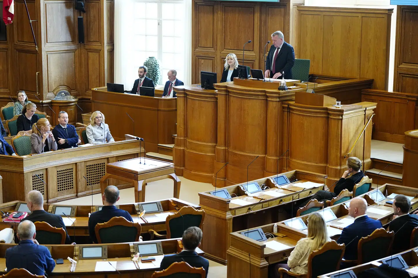 Det nyvalgte Folketing holder fredag første møde på Christiansborg i København.