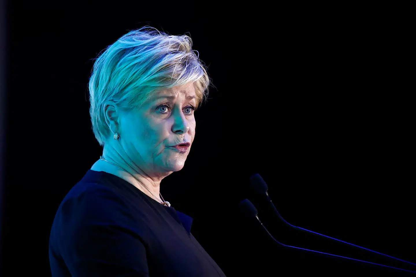 Fremskrittspartiets leder, Siv Jensen, fortæller, at Fremskrittspartiet forlader den norske regering.