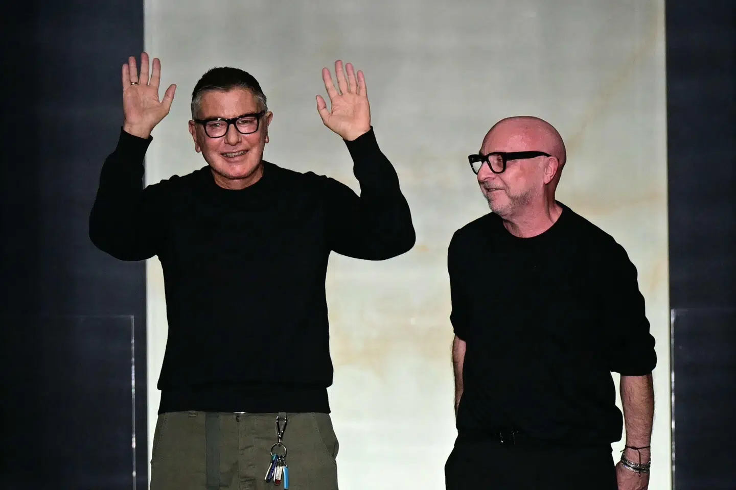 Stefano Gabbana (til venstre) og Domenico Dolce (til højre), der har stiftet Dolce & Gabbana, går på scenen under modeugen i Milano i januar. Gabbana er trådt tilbage som bestyrelsesformand i det italienske luksusbrand. (Arkivfoto).