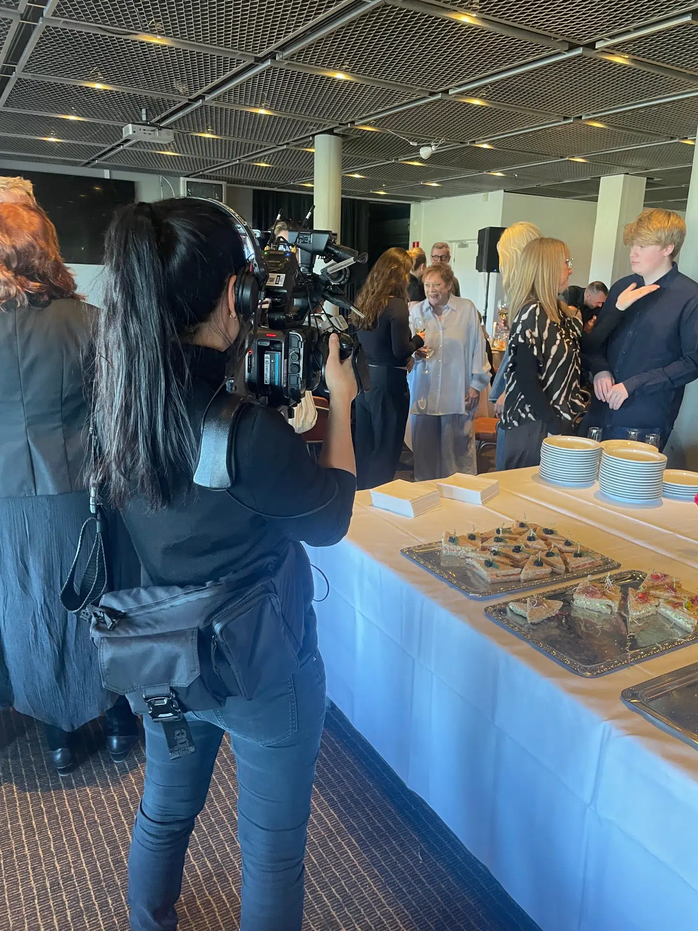 B.T. møder Gustav Wolter og Lisbet Dahl til hendes 80 års fødselsdagsreception på Charlottenlund Travbane torsdag, hvor også en kameradame fra DR fulgte med. Foto: Lykke Buhl