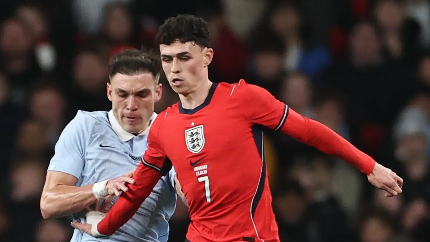 Fejlen ses tydeligt her hos både Uruguays Manuel Ugarte og engelske Phil Foden.