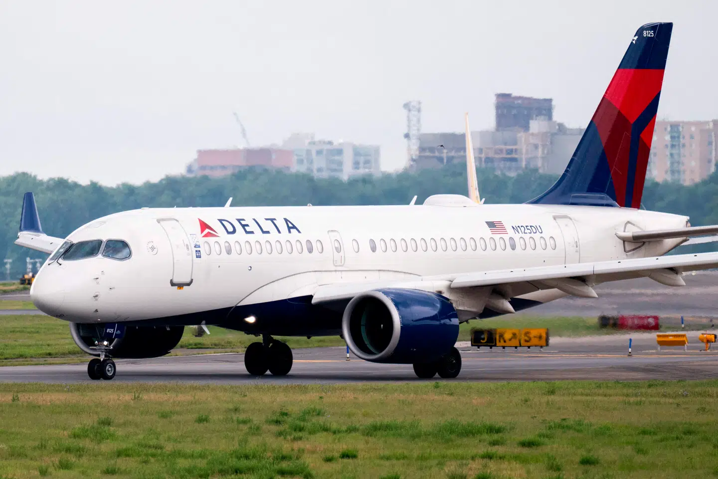 Delta Air Lines Airbu er et af de selskaber, som allerede nu har annonceret, at man vil reducere flyvningerne grundet frygt for, at leverandørerne ikke kan garantere leverancer af brændstof frem til maj.