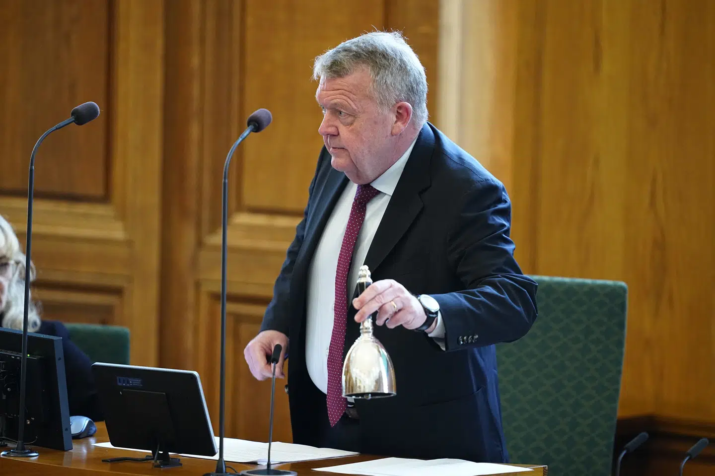 Lars Løkke Rasmussen (M) åbnede fredag Folketinget som den med mest anciennitet. Efter mødet sagde Lars Løkke, at han vil have to borgerlige partier ind i regeringsforhandlingerne, ellers vil han ikke deltage i flere møder om regeringsdannelse med Mette Frederiksen (S) som kongelig undersøger.