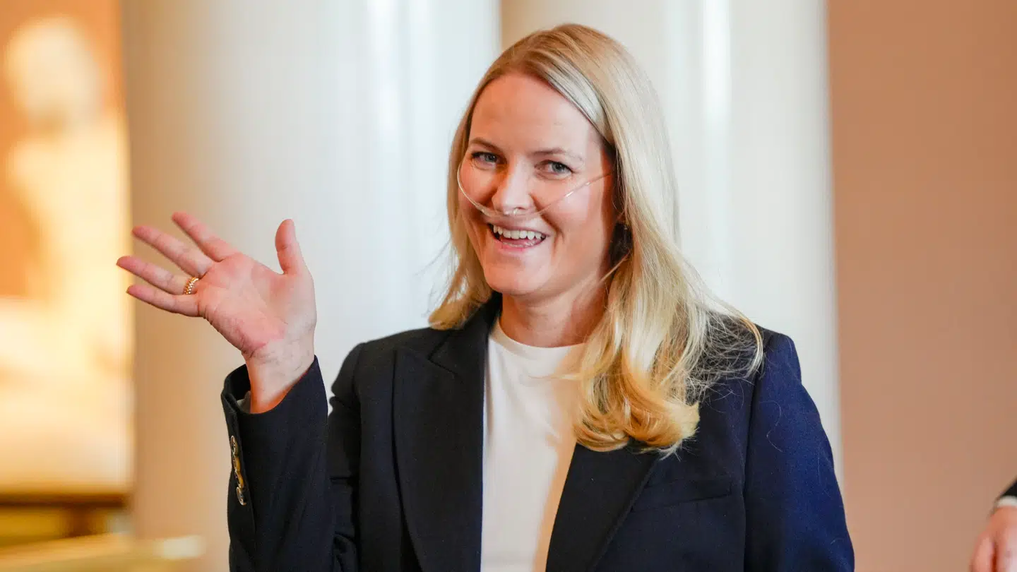 Mette-Marit ses for første gang offentligt med en iltslange i næsten for at modtage de norske paralympiske atleter sammen med resten af den kongelige familie.