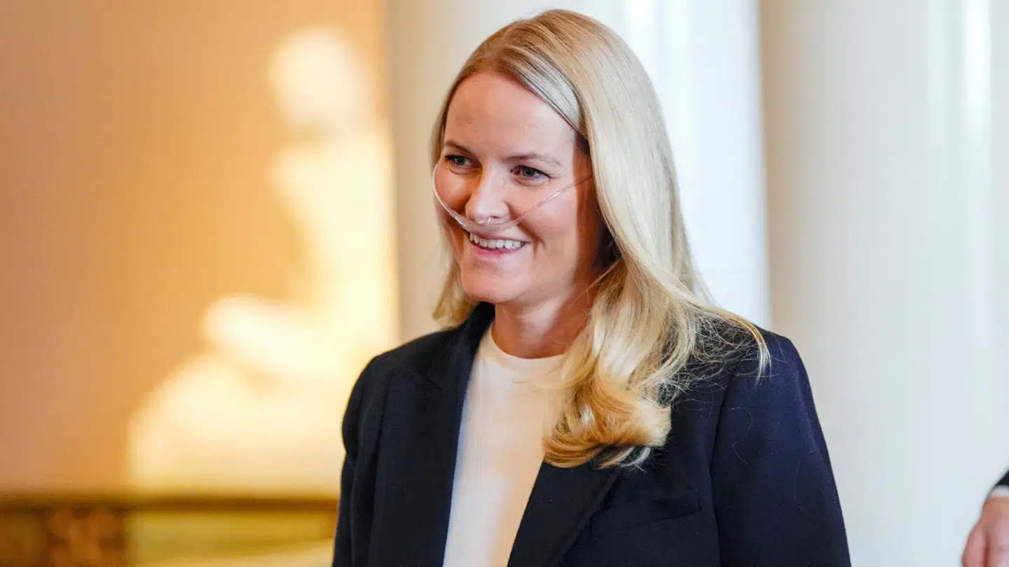 Den norske kronprinsesse Mette-Marit ses for første gang offentligt med en iltslange i næsten ved modtagelsen af de norske paralympiske atleter sammen med resten af den kongelige familie.