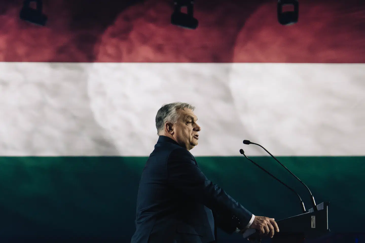 Ungarns premierminister Viktor Orbán står for første gang siden 2010 måske til at kunne tabe valget til oppositionspartiet Tisza anført af den politiske forperson Peter Magyar.