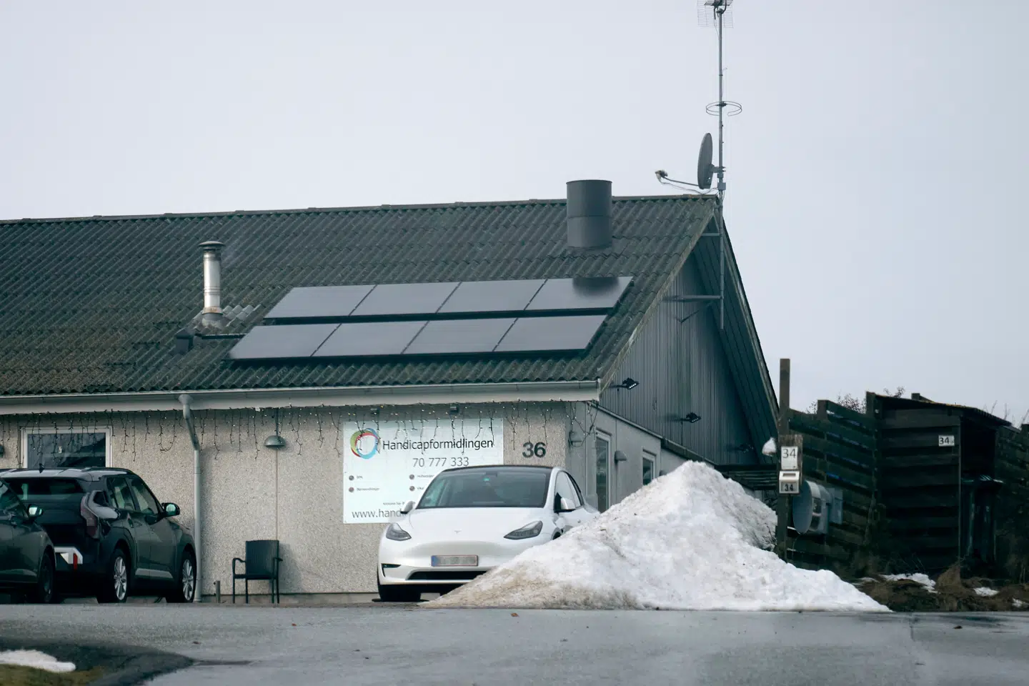 Normalt er det i landets store banker og medicinalfirmaer, at man hører om cheflønninger på store millionbeløb. Men Berlingskes research viser, at den slags honorarer også findes i firmaet Handicapformidlingen, som modtager store beløb fra det offentlige.