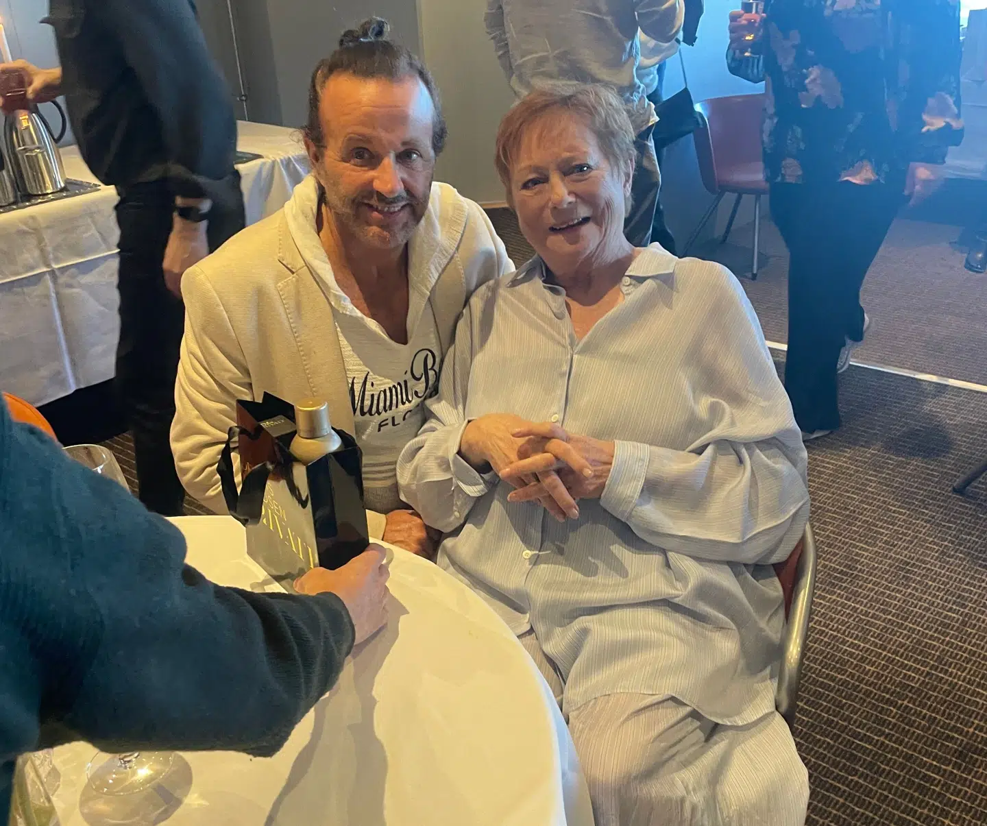 B.T. møder Dennis Knudsen til Lisbet Dahls 80 års fødselsdagsreception. Foto: Lykke Buhl.