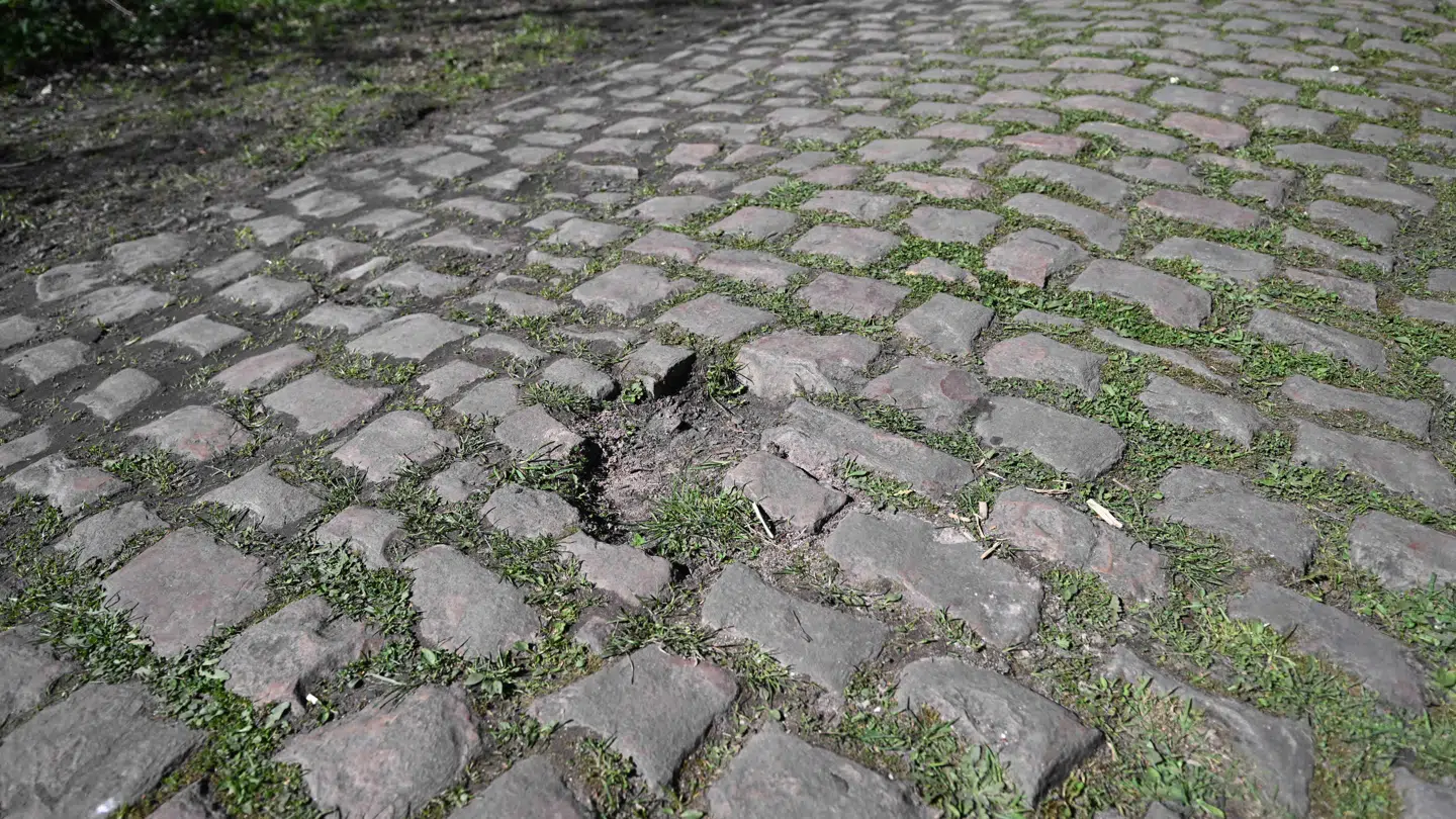 Massive huller i vejen, der skyldes tyverier, kan gøre Paris-Roubaix livsfarligt.