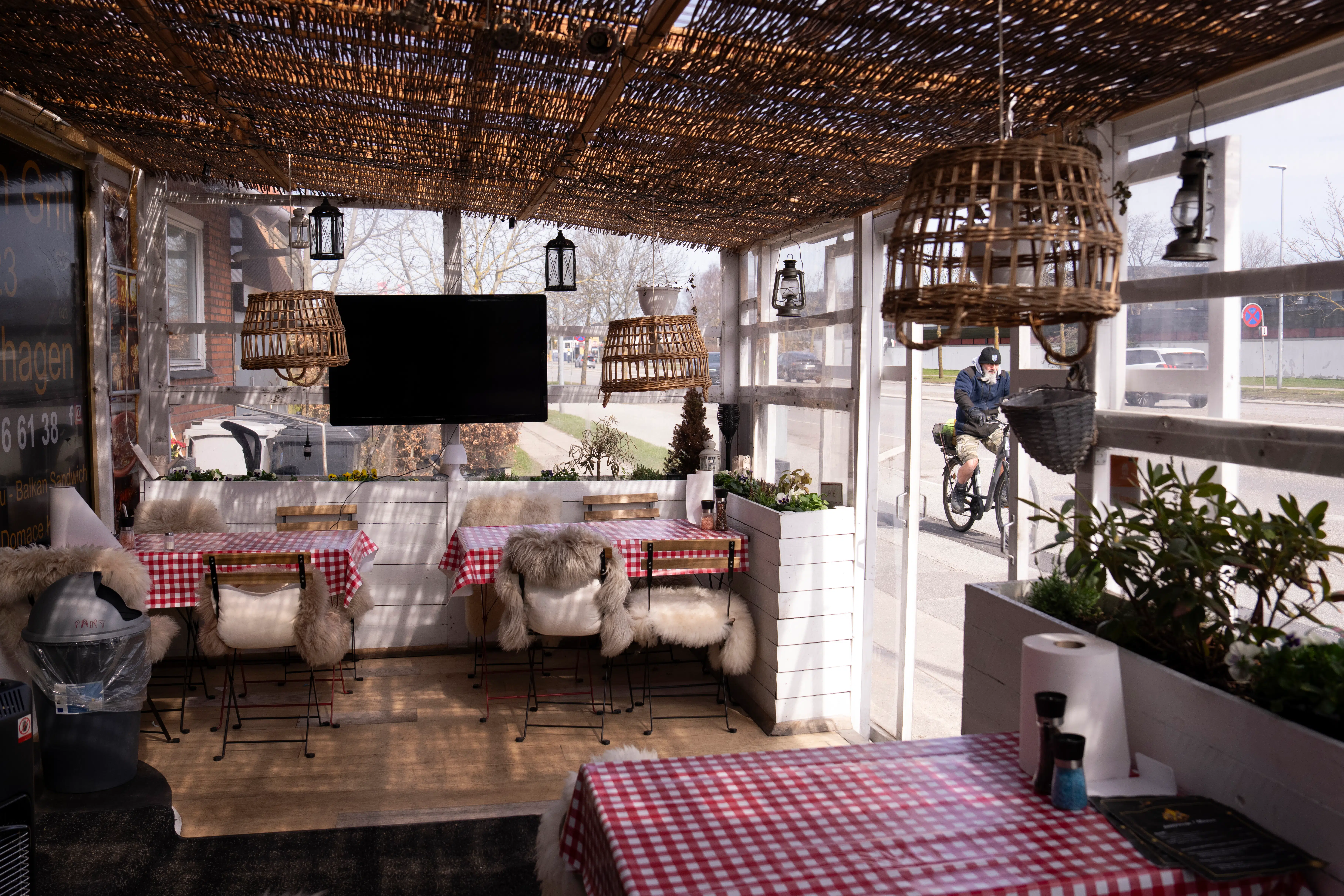 Kødet knirkede mellem tænderne, men kommunistcola og Balkanharmonika redder grillbesøg