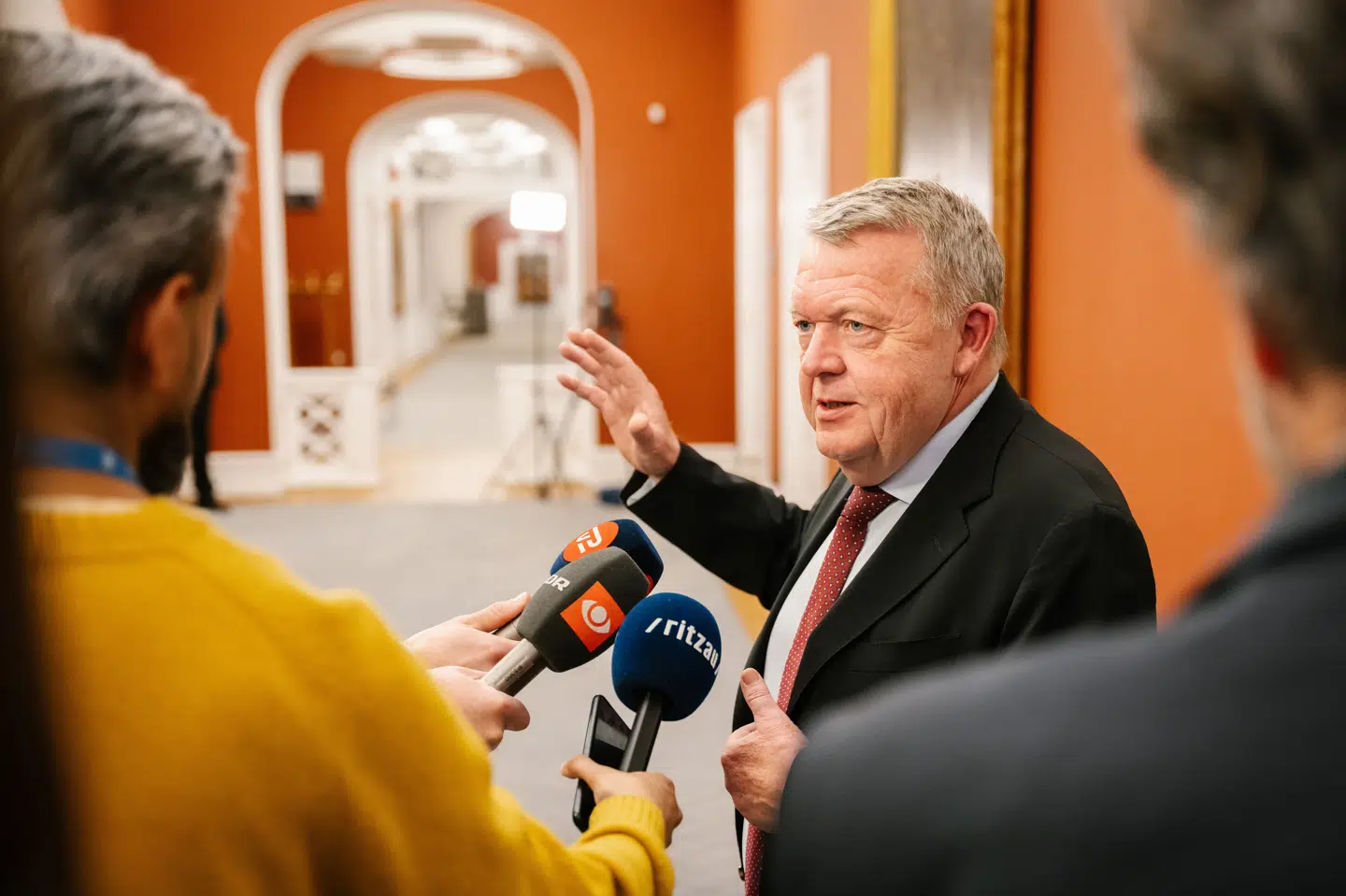 Lars Løkke Rasmussen (M) siger, at kongelig undersøger Mette Frederiksen (S) har fulgt hans opfordring og nu inviterer Venstre og De Konservative til forhandlinger om en ny regering.