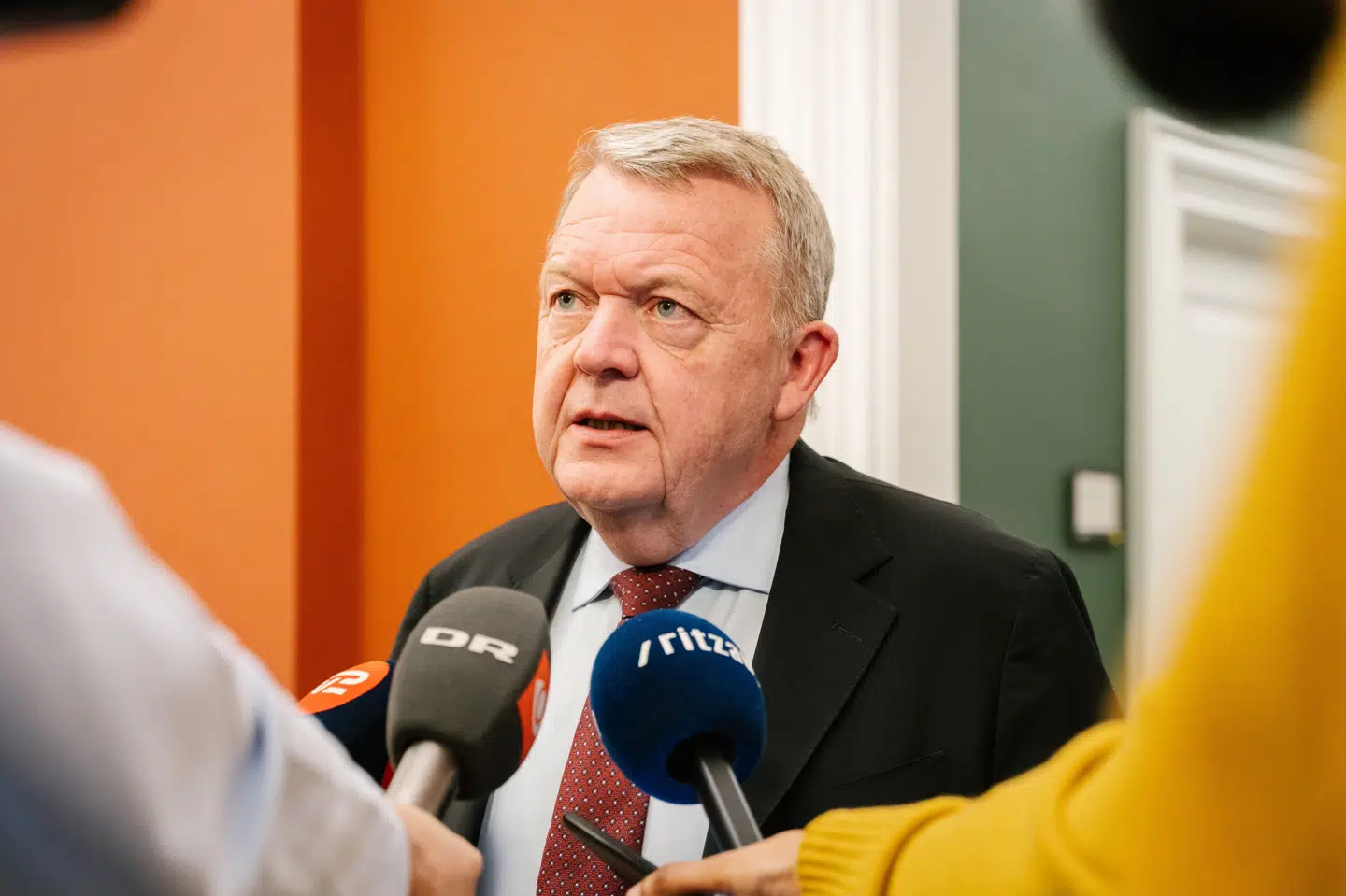 Fungerende udenrigsminister Lars Løkke Rasmussen (M) forlod fredag aften regeringsforhandlinger i Statsministeriet på Christiansborg.