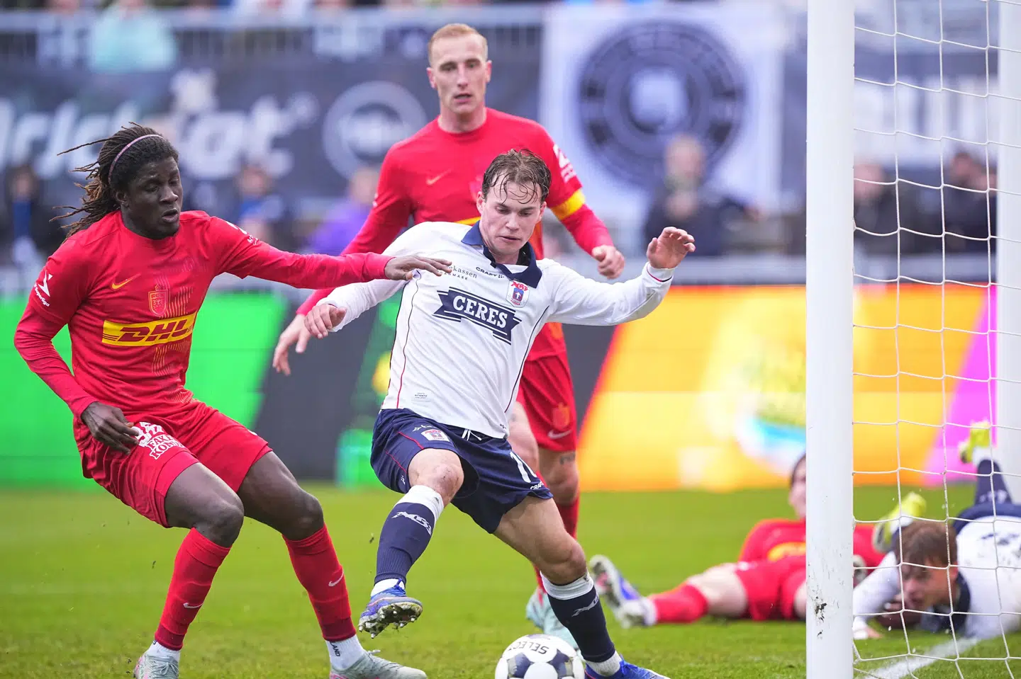 AGF's offensive midtbanespiller Kristian Arnstad (i hvid trøje) formåede ikke at score i første halvleg, men skovlede bolden på stolpen helt fri foran mål mod FCN. Kampen endte 1-1.