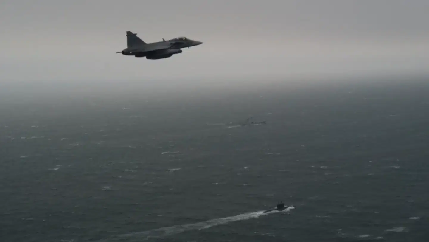 Et svensk jagerfly af typen JAS 39 Gripen har opdaget en russisk ubåd i Kattegat.