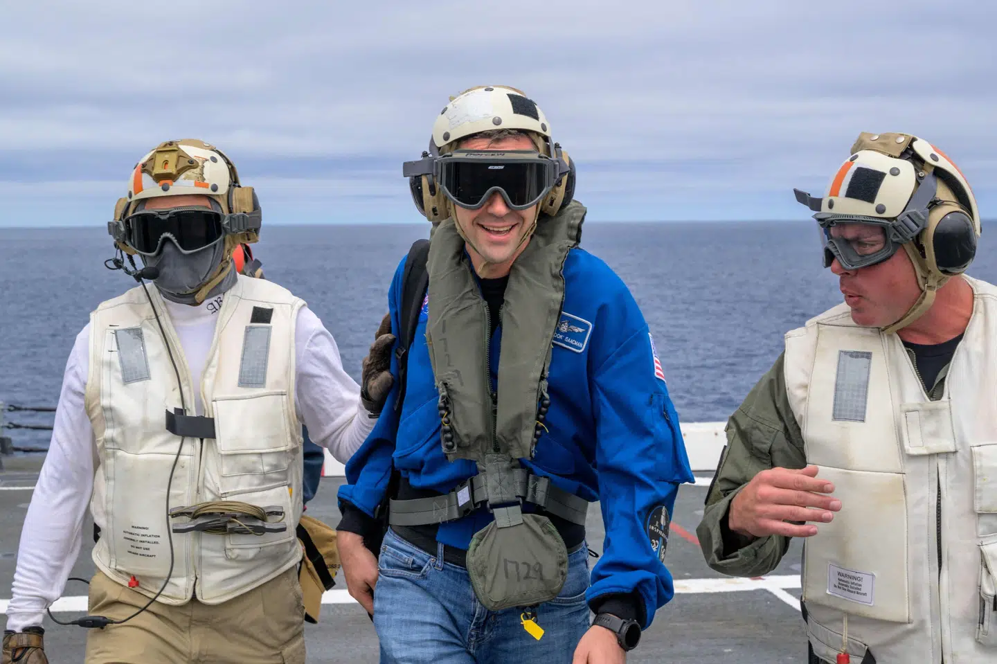 Nasas chef, Jared Isaacman, ses om bord på et amerikansk flådeskib for at overvære bjærgningen af besætningen om bord på rumfartøjet "Orion" natten til lørdag dansk tid.