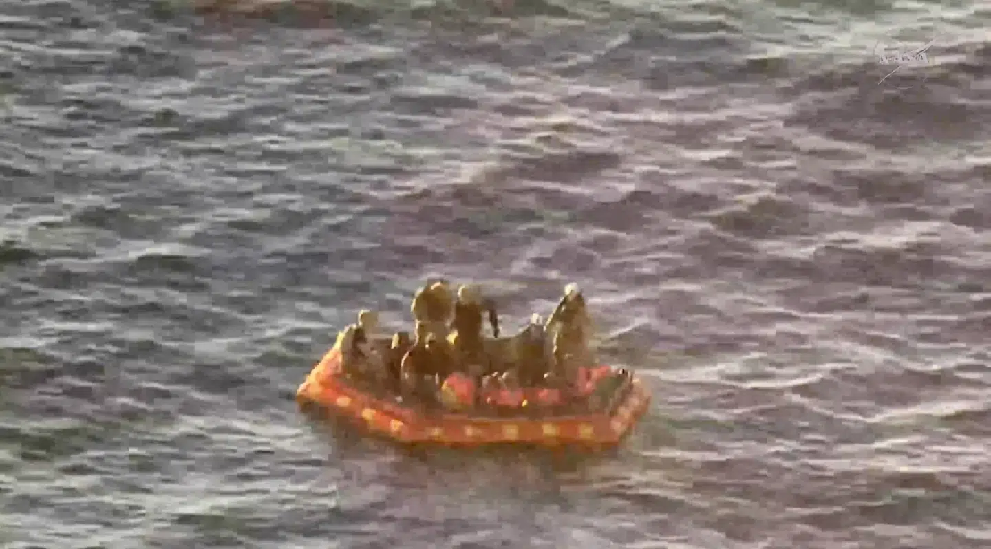 Her ses medlemmerne af ekspeditionen, efter at de er blevet samlet op: Christina Koch, Jeremy Hansen, Reid Wiseman anog Victor Glove.