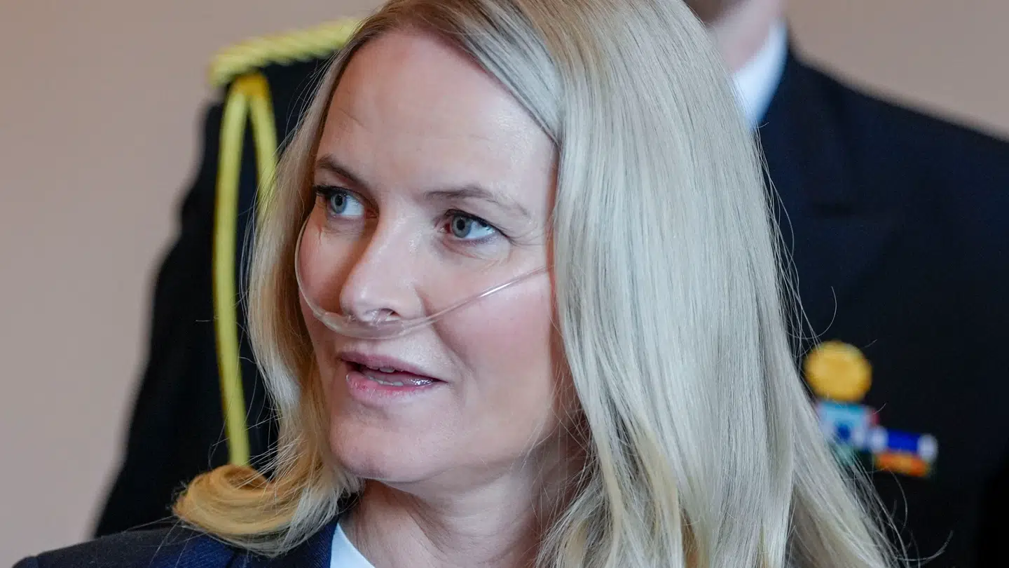 Den norske kronprinsesse viste sig fredag for første gang offentligt med en iltslange i næsen.