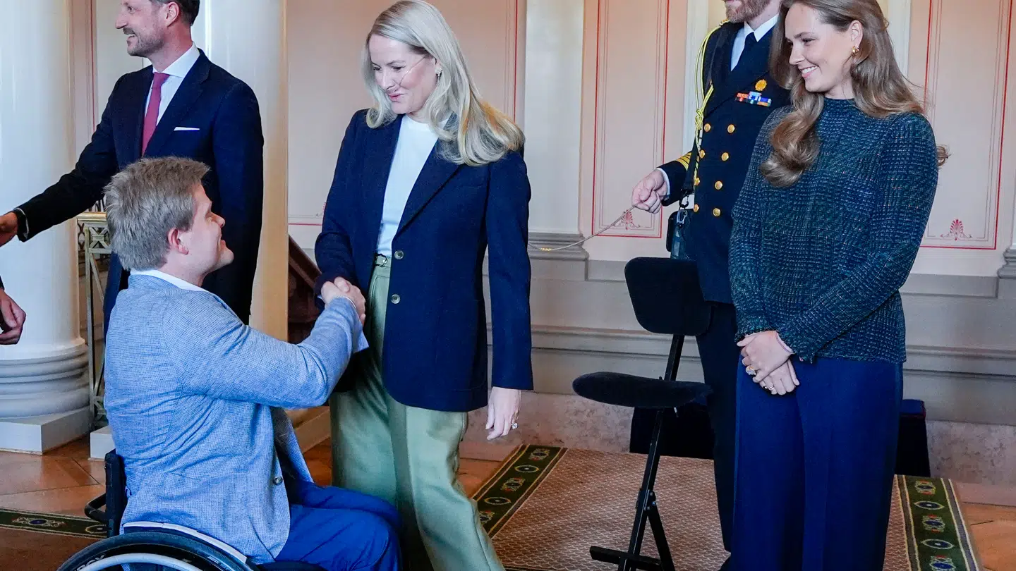 Mette-Marit hilser på Jesper Saltvik Pedersen, der netop har vundet guld i Paralympics i Milano Cortina.