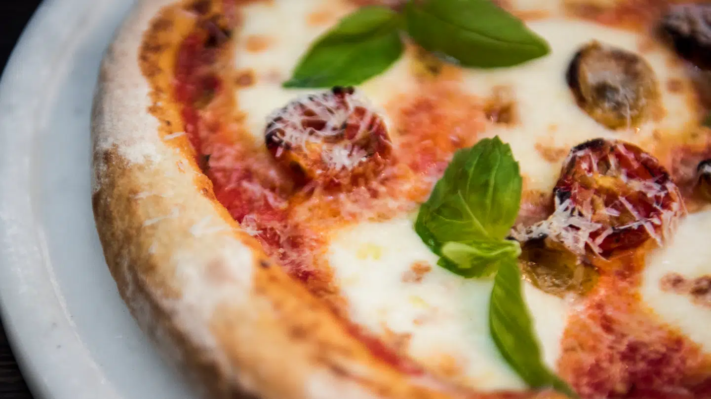 Et forkert tryk på kasseapparatet har kostet pizzeriaejer dyrt.