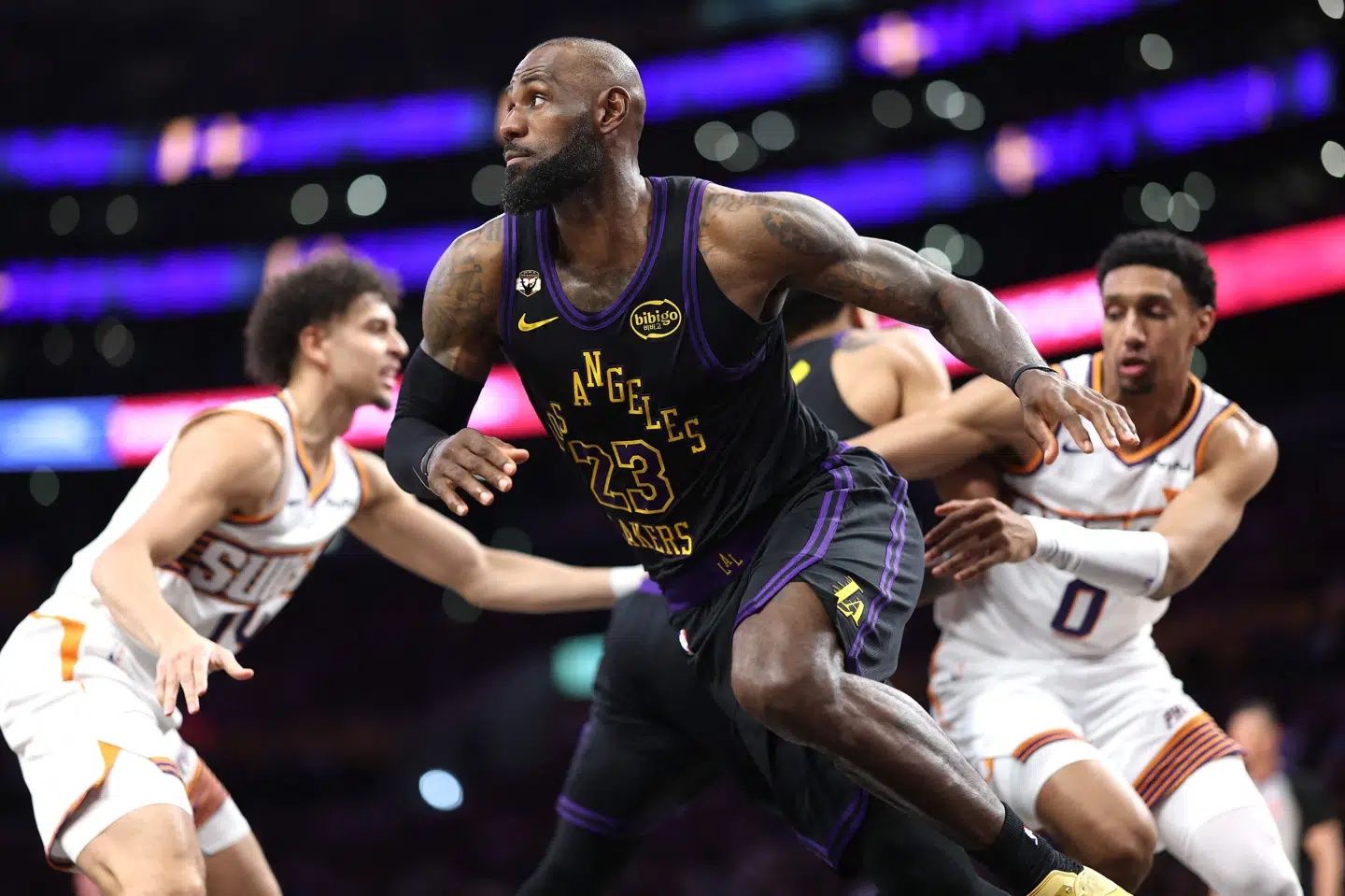 LeBron James og Los Angeles Lakers vandt med 101-73 over Phoenix Suns.