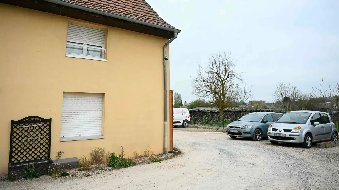 Det var på parkeringspladsen her, at den lille dreng blev fundet i varevognen.