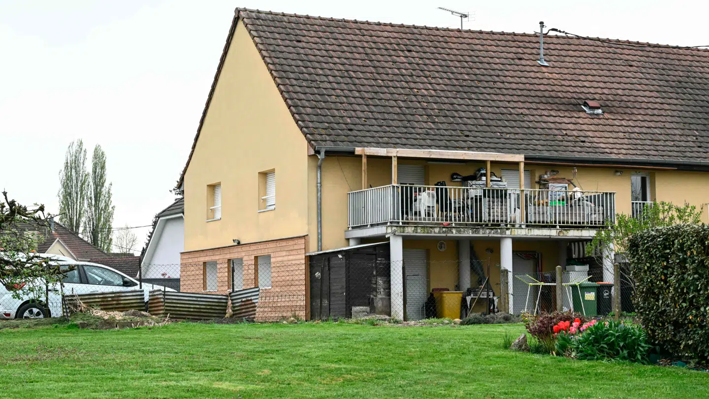 Mens drengen altså var låst inde i bilen, boede resten af familien i bygningen lige ved siden af – i lejligheden her med altanen på første sal.