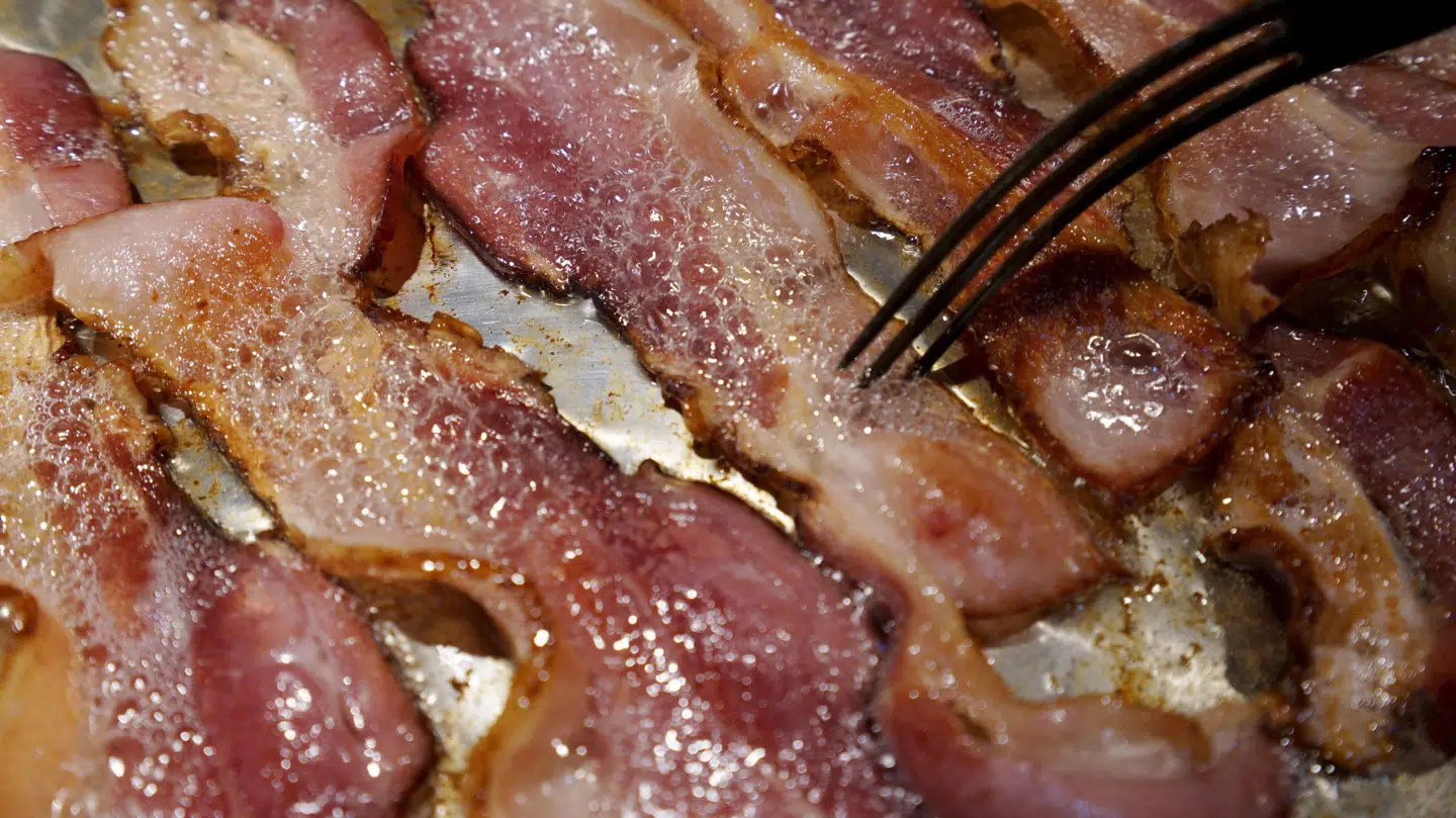 Britiske forskere vil have samme advarselstegn på bacon som på cigaretter.