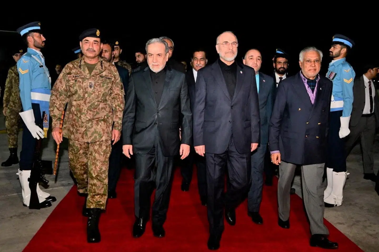 Den iranske delegation ankom fredag til Pakistan. Den amerikanske, der er ledet af vicepræsident J.D. Vance, ankom lørdag morgen dansk tid.