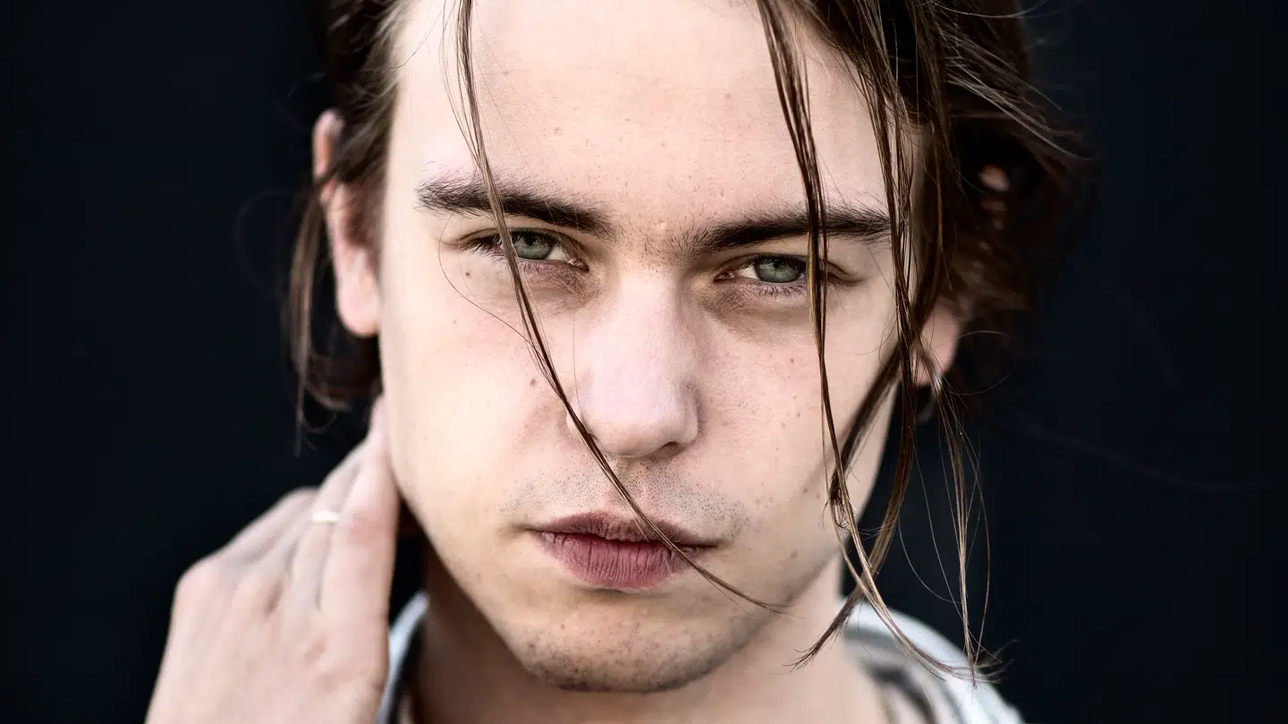 Elias Bender Rønnenfelt er forsanger i det danske punk band ICEAGE.