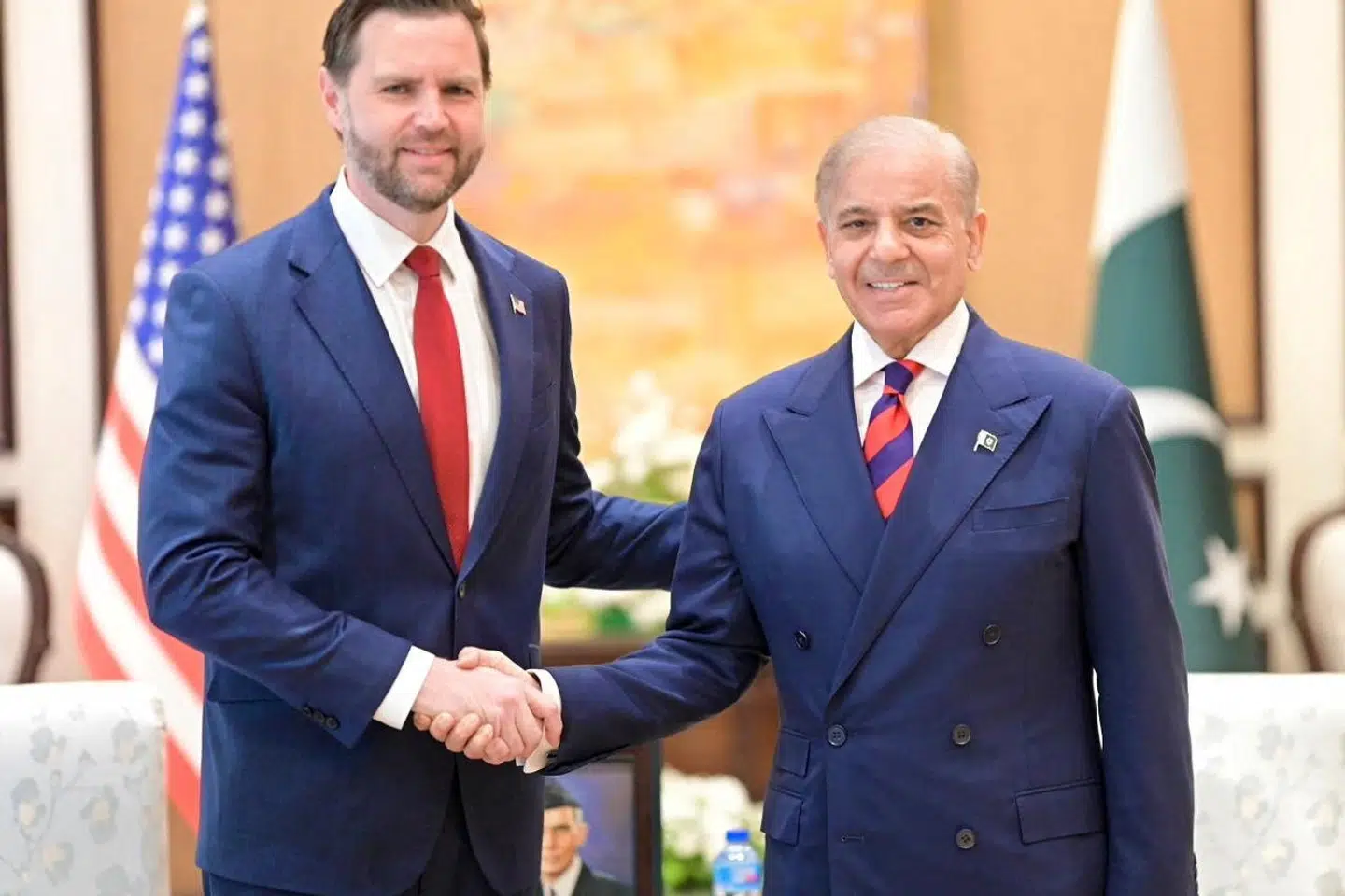 Pakistans premierminister, Shehbaz Sharif, og USA's vicepræsident, J.D. Vance, giver hånd under et tidligere møde lørdag.