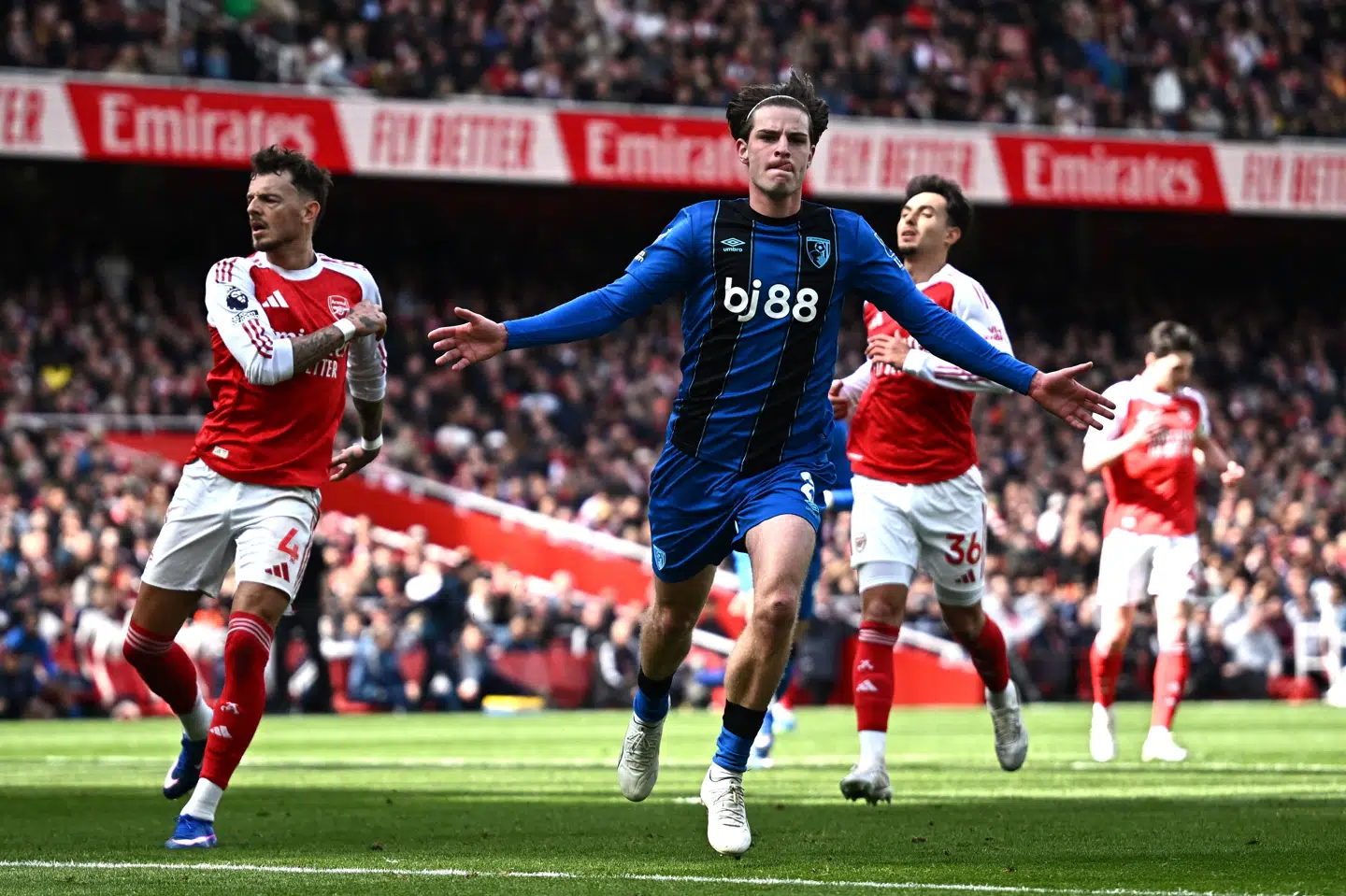 Alex Scott lader sig hylde som matchvinder mod Arsenal, der mistede et skridt i guldduellen.