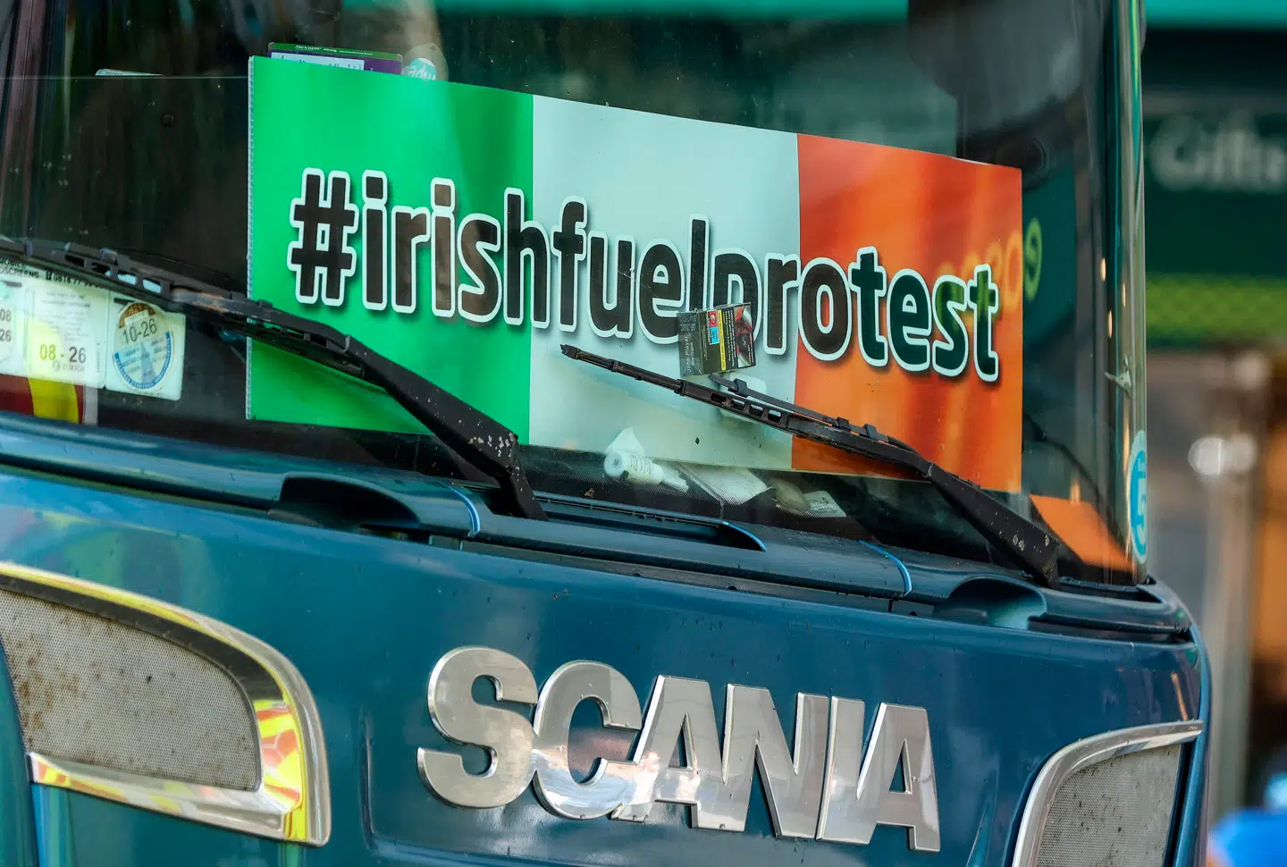 Demonstranter har i flere dage nu blokeret Irlands eneste raffinaderi.