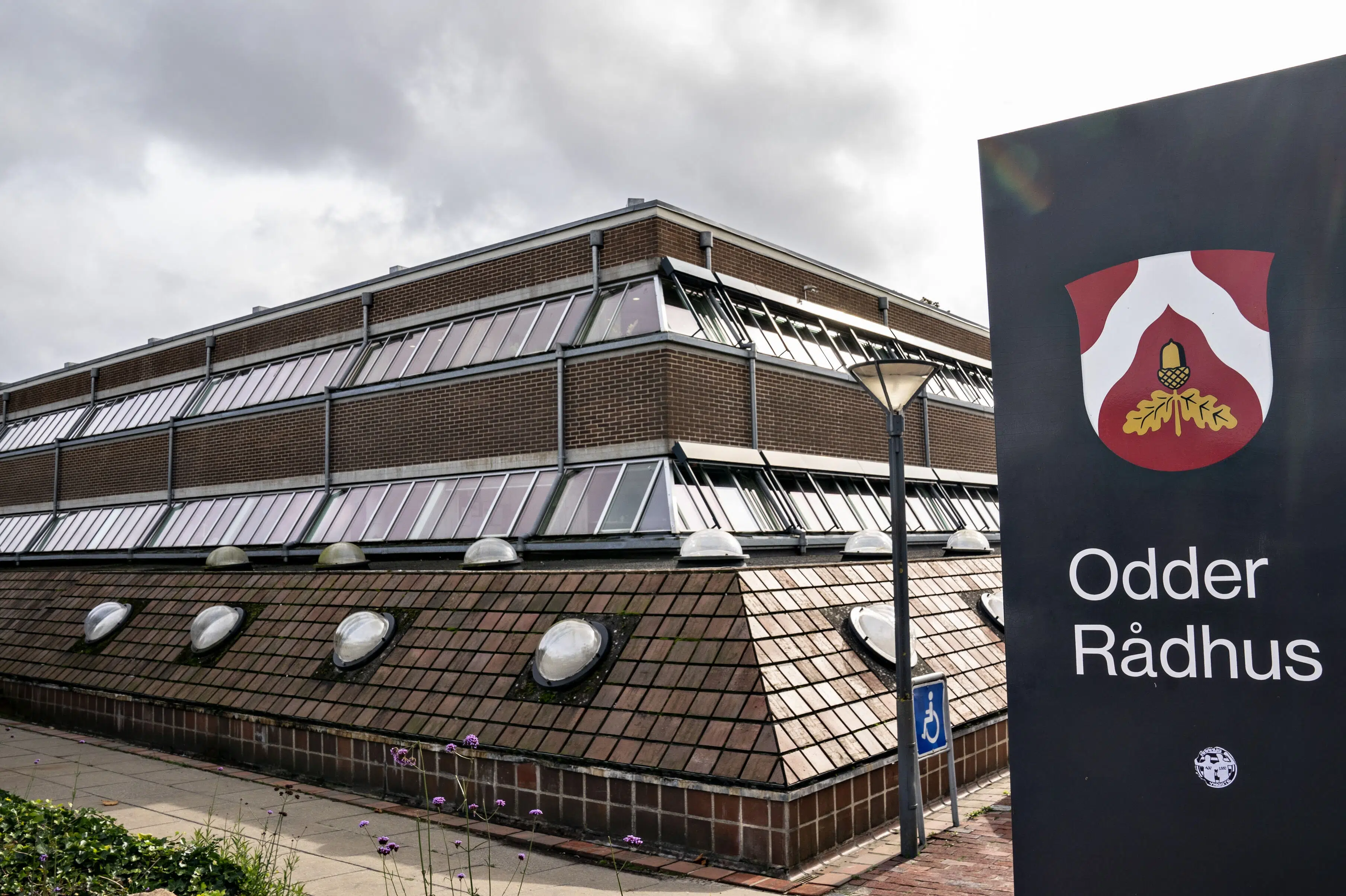 Revne i betonen har holdt østjysk rådhus lukket i snart en uge