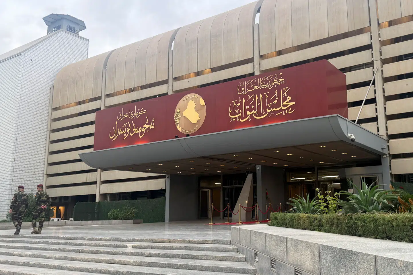 De 329 medlemmer af Iraks parlament har lørdag været samlet for at vælge en ny præsident.