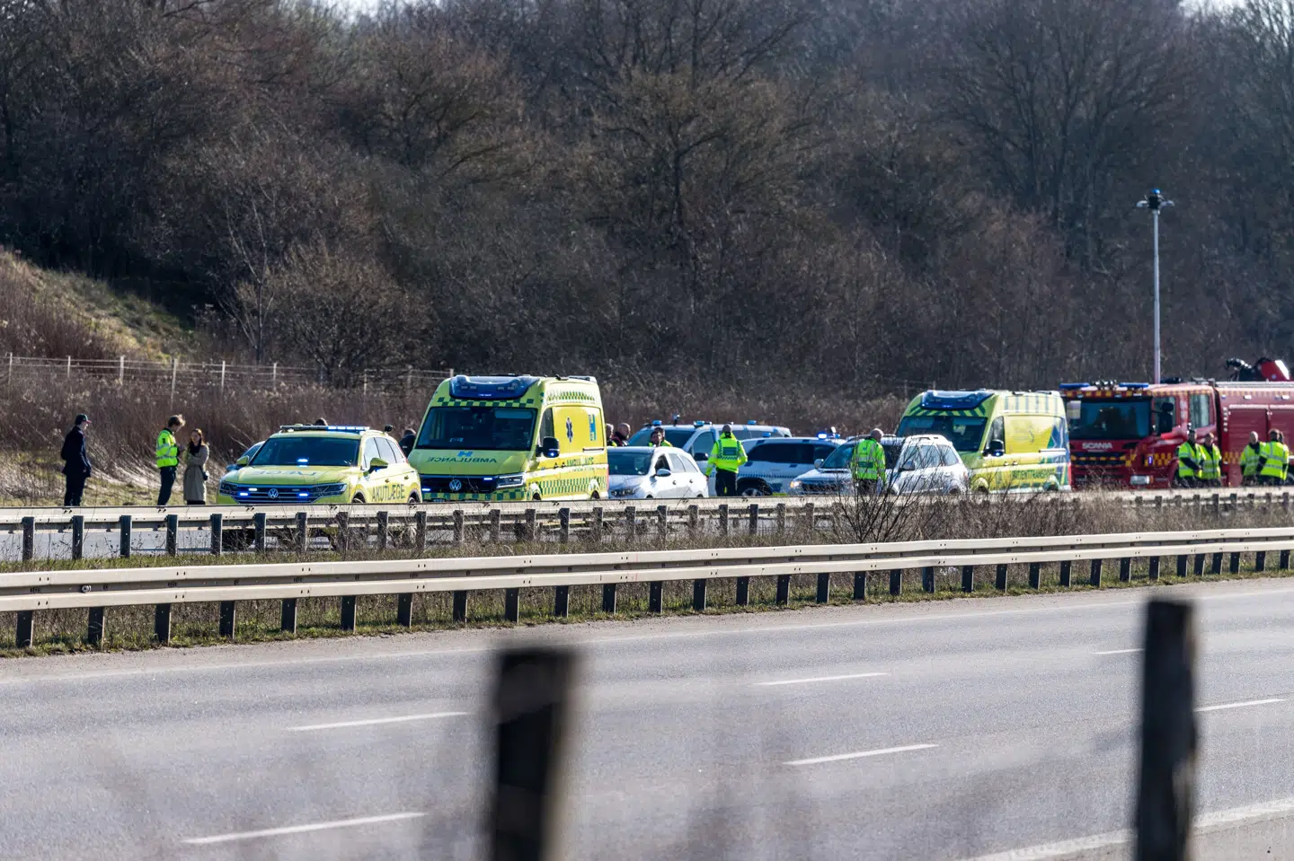 En motorvej ved Albertslund nær København er spærret på grund af et færdselsuheld.