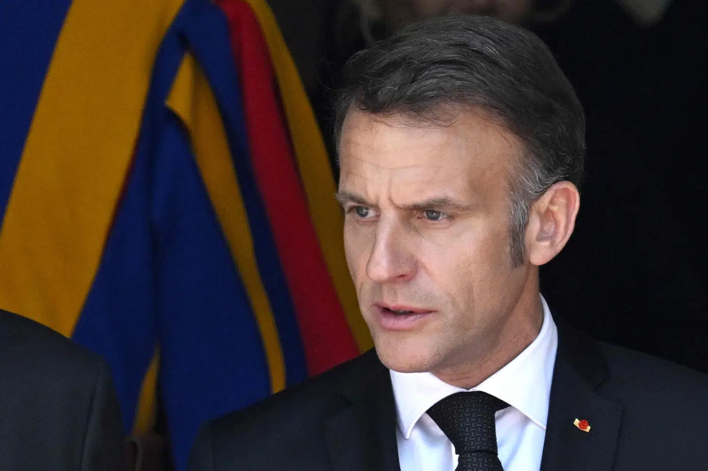 Mens USA og Iran lørdag har taget hul på direkte forhandlinger på det højeste niveau i årtier, arbejder Frankrigs præsident, Emmanuel Macron, videre på de diplomatiske linjer og har talt med sin iranske modpart. Det skriver han lørdag i et opslag på X.